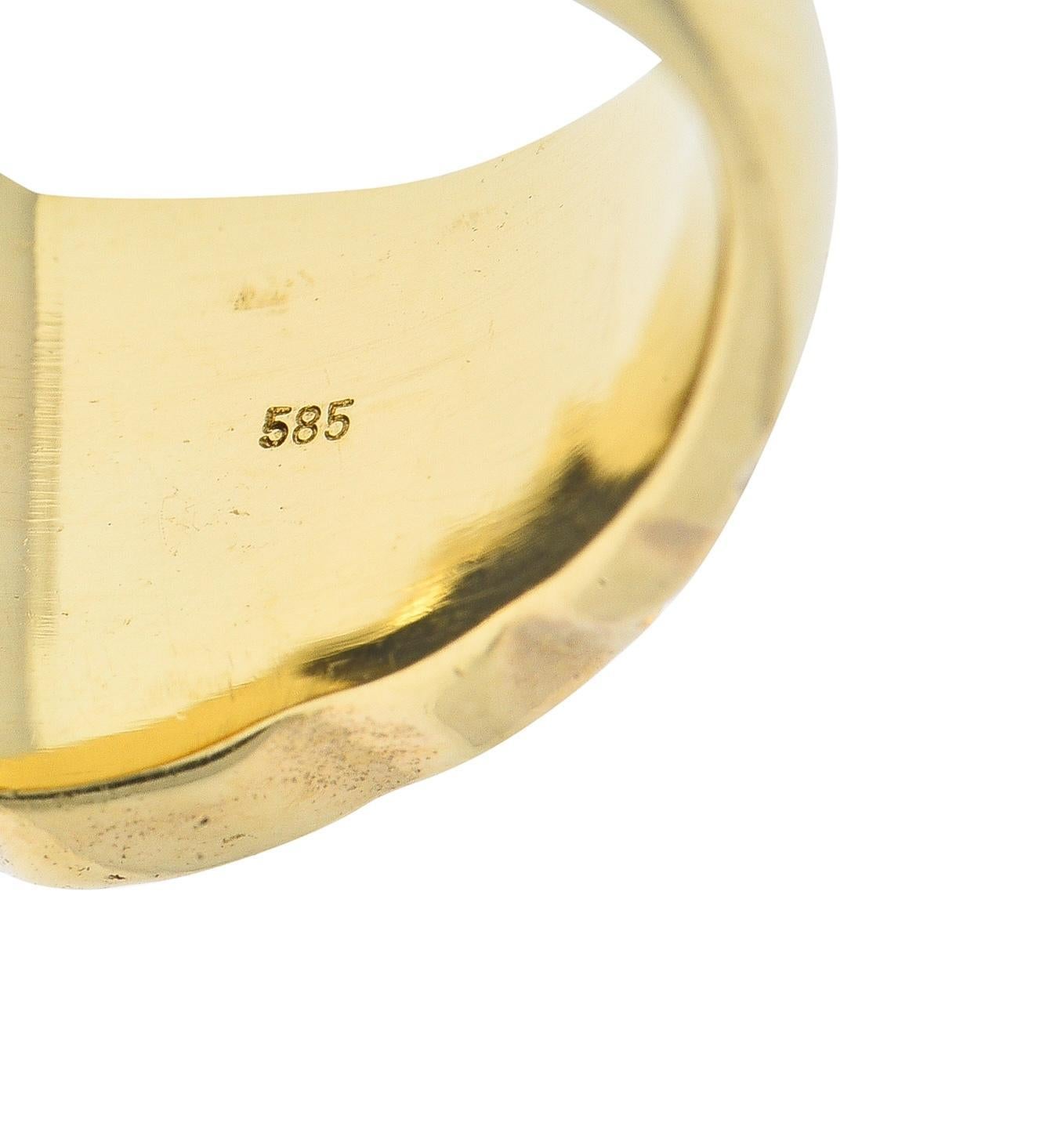 Vintage Carved Agate 14 Karat Yellow Gold Crest Unisex Signet Ring For Sale 2