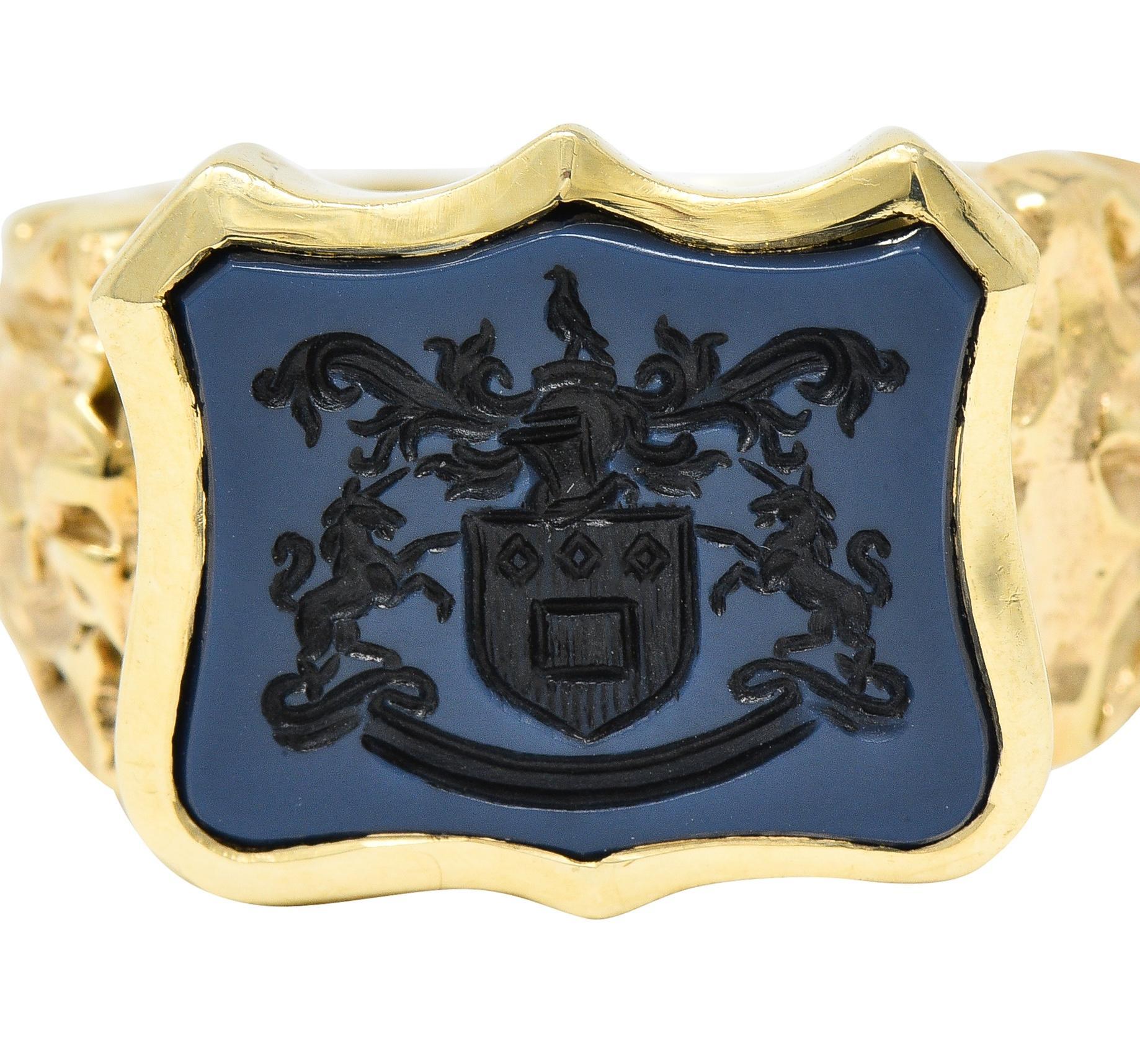 Vintage Carved Agate 14 Karat Yellow Gold Crest Unisex Signet Ring For Sale 3