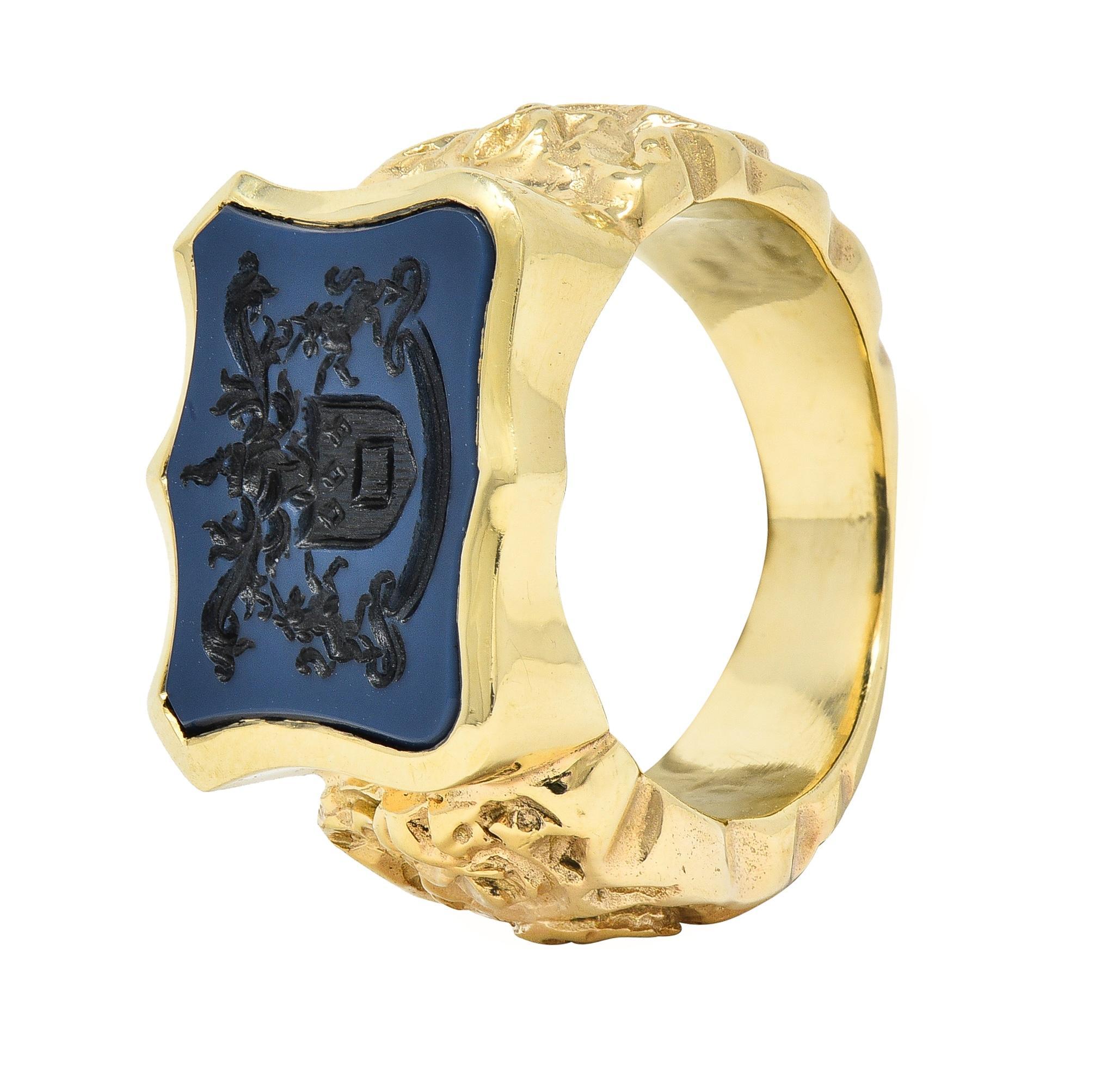 Vintage Carved Agate 14 Karat Yellow Gold Crest Unisex Signet Ring For Sale 4