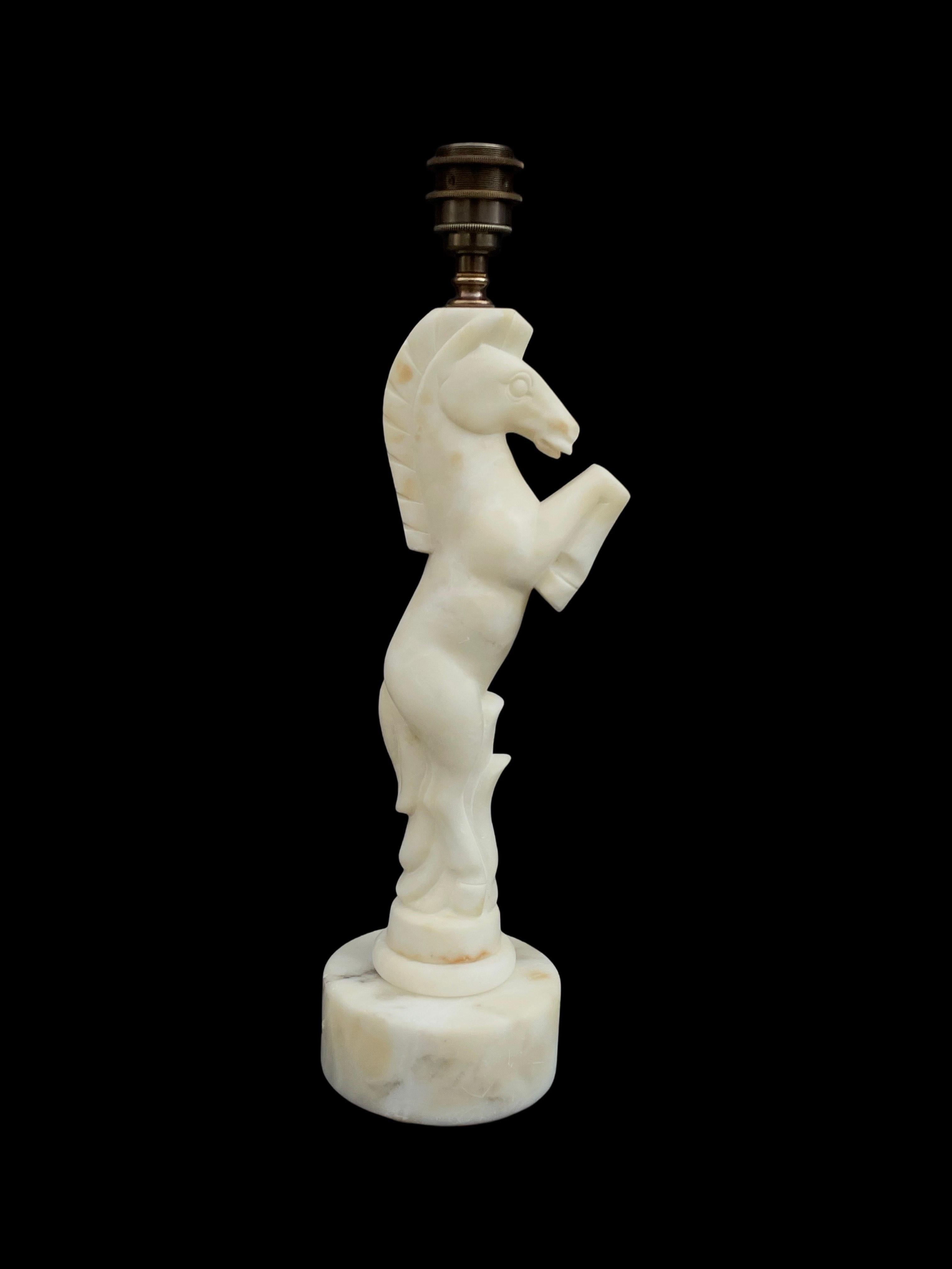Whiting notre exquise lampe de table cheval vintage en albâtre blanc, une pièce de décoration et d'éclairage vraiment élégante et sophistiquée.

Cette lampe présente un cheval sculpté de manière complexe dans une seule pièce d'albâtre massif,