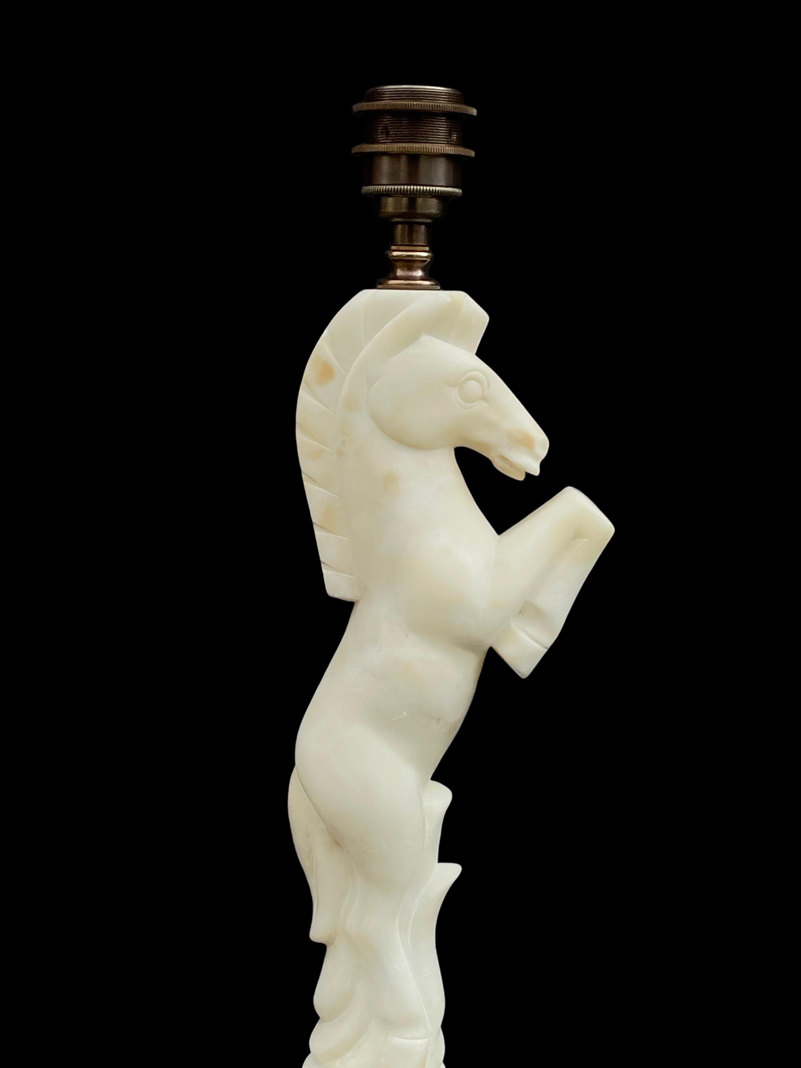 Sculpté Lampe de table vintage en albâtre sculpté représentant un cheval en vente