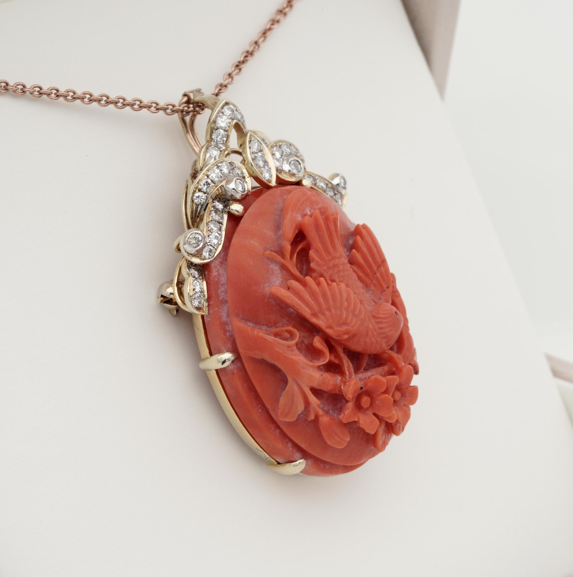 Édouardien Broche/pendentif vintage en corail sculpté avec oiseau et diamants 14 carats, grande taille en vente