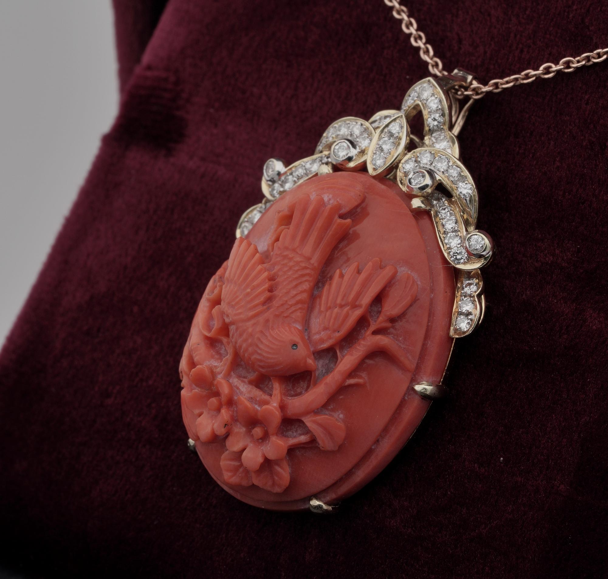 Broche/pendentif vintage en corail sculpté avec oiseau et diamants 14 carats, grande taille Pour femmes en vente
