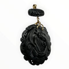 Colgante vintage de jade negro tallado con forma de dragón, una bestia mítica china, en oro de 14K - 3x2"