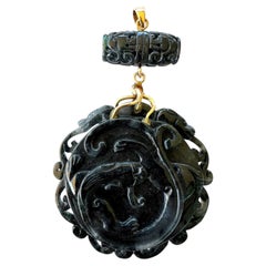 Colgante vintage de jade negro tallado con forma de dragón, una bestia mítica china, en oro de 14K - 3x2"