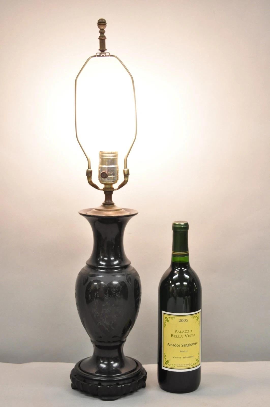 Vintage Oriental Marbre Noir Sculpté Petite Urne Forme Chinoiserie Lampe de Table Sur Base En Bois Ebonisé Sculpté (Modèle très rare). Circa Early 20th Century. Dimensions : 25