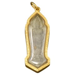 Vieille talisman du Bouddha sculpté dans un cadre décoratif 24 carats