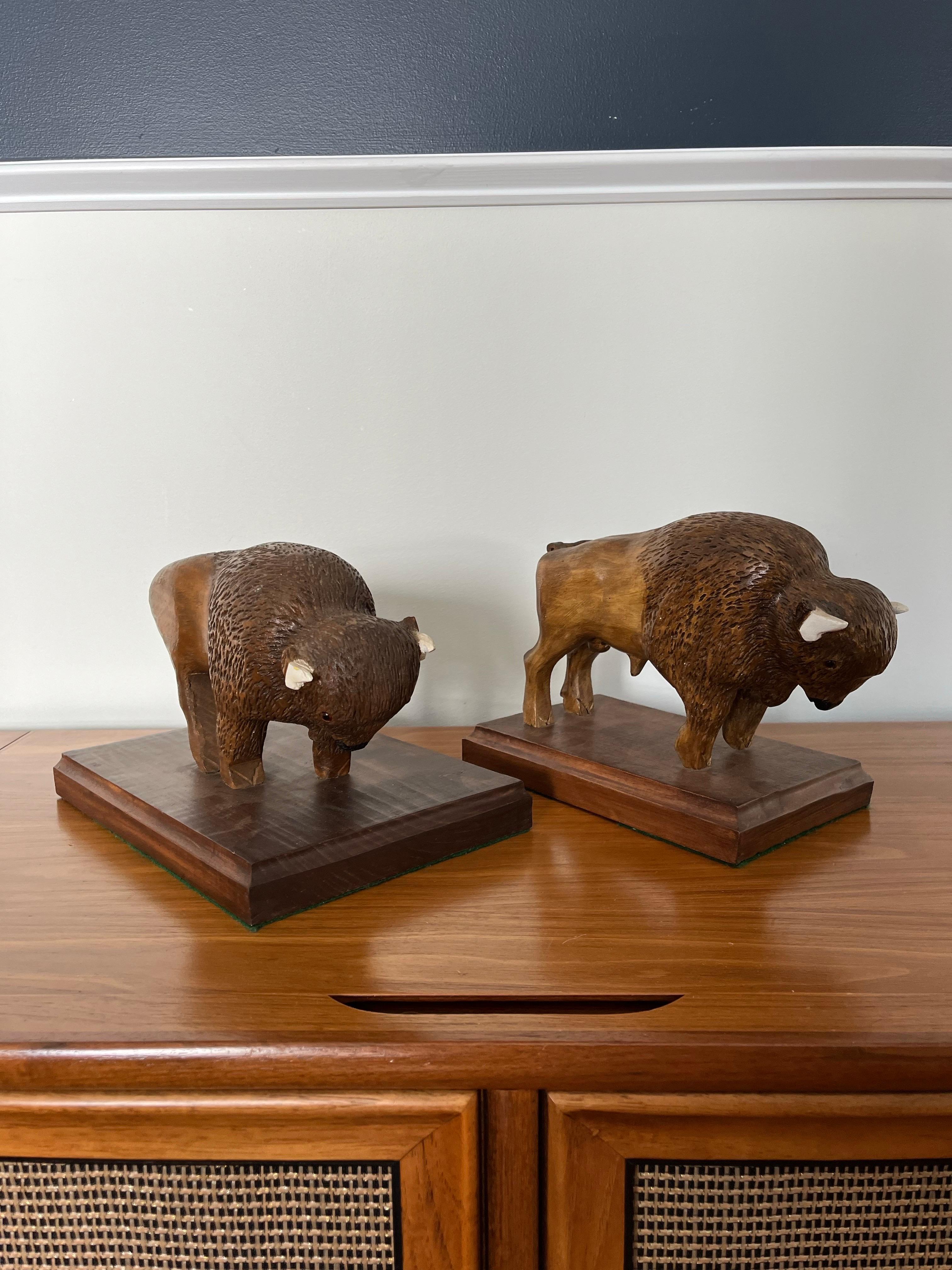 Sconosciuto Scultura d'epoca intagliata di bufalo o bisonte S.L. Mitchell in vendita
