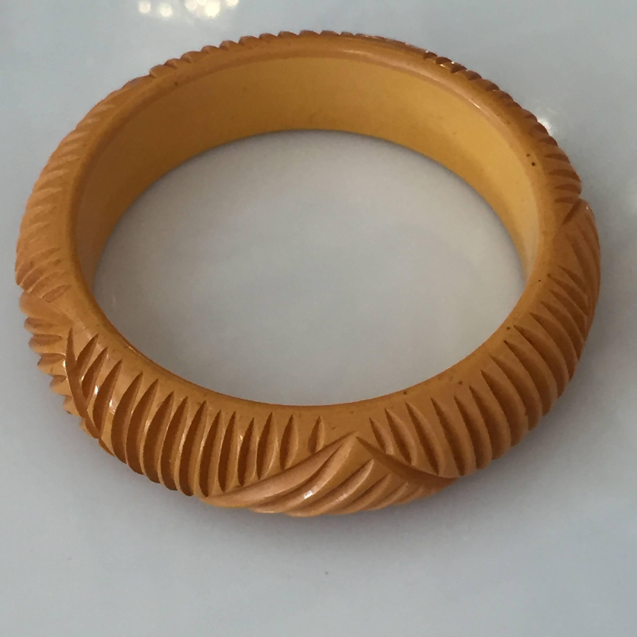 American Vintage Carved Butterscotch Bakelite Bangle, circa 1930s For Sale