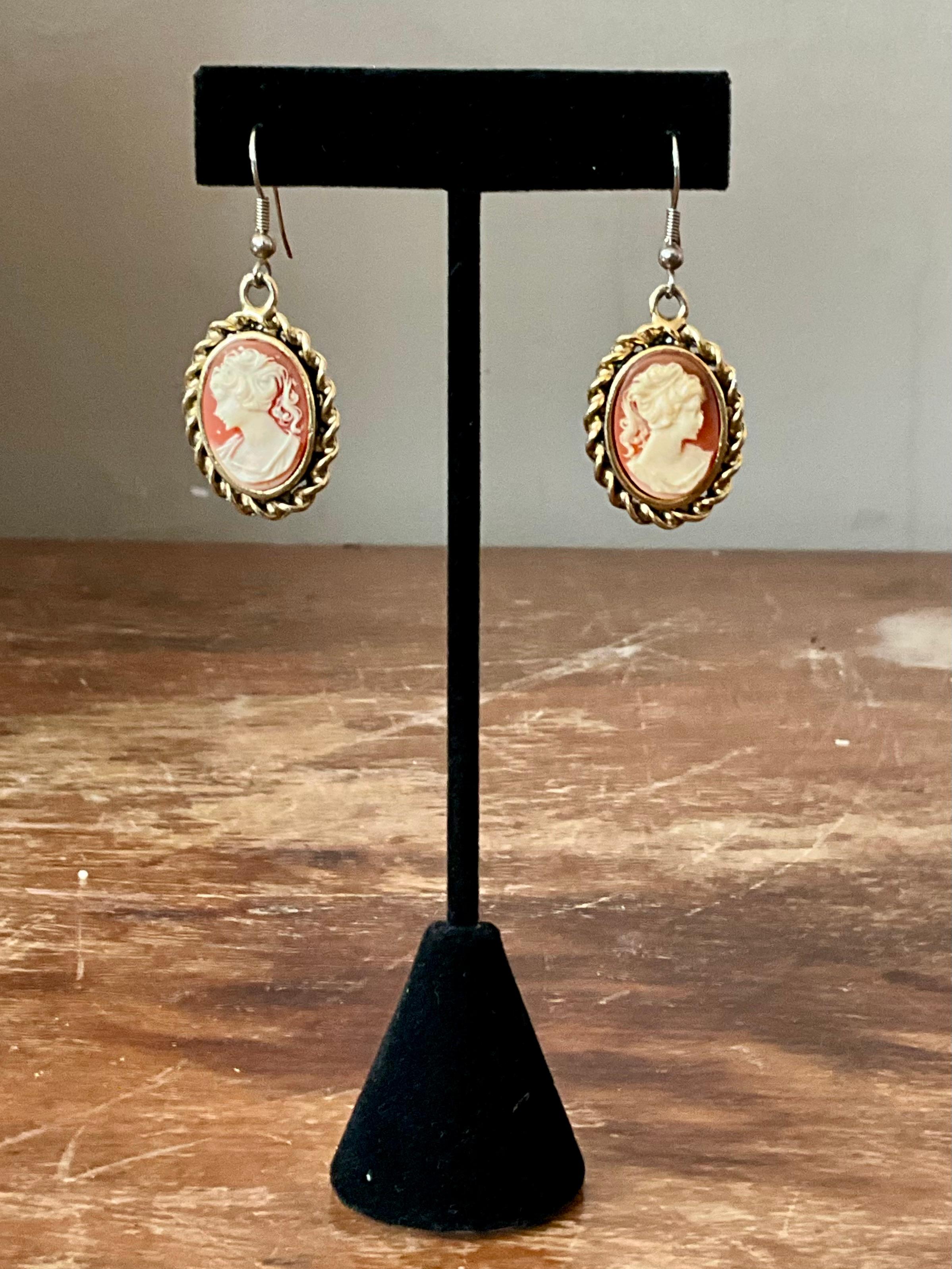 Vintage geschnitzt Kamee Tropfen Ohrringe (Viktorianisch) im Angebot