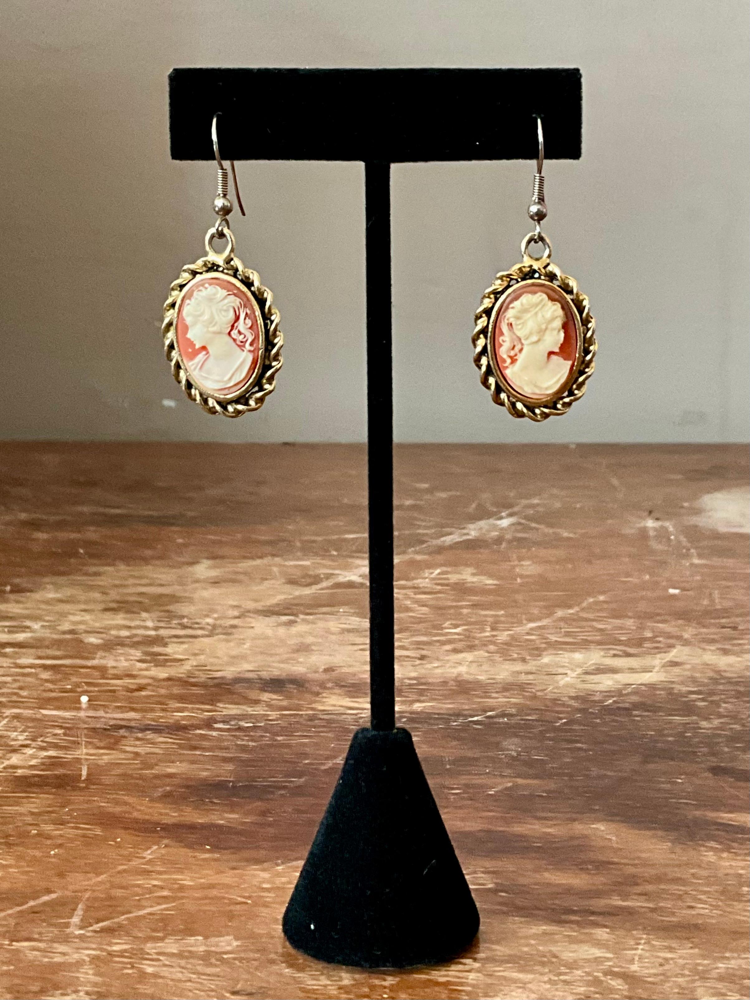 Vintage geschnitzt Kamee Tropfen Ohrringe im Zustand „Gut“ im Angebot in West Palm Beach, FL