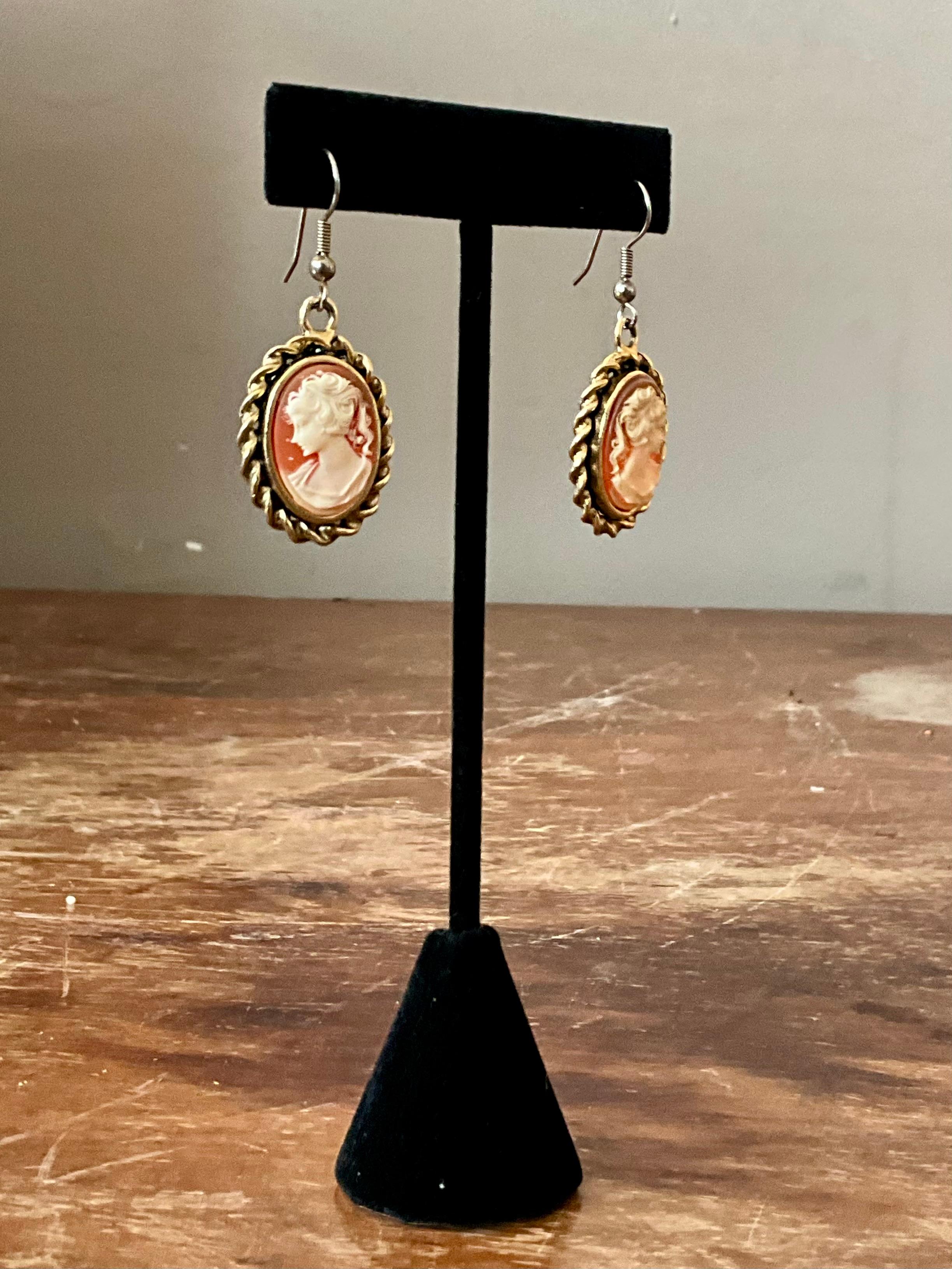 Vintage geschnitzt Kamee Tropfen Ohrringe für Damen oder Herren im Angebot