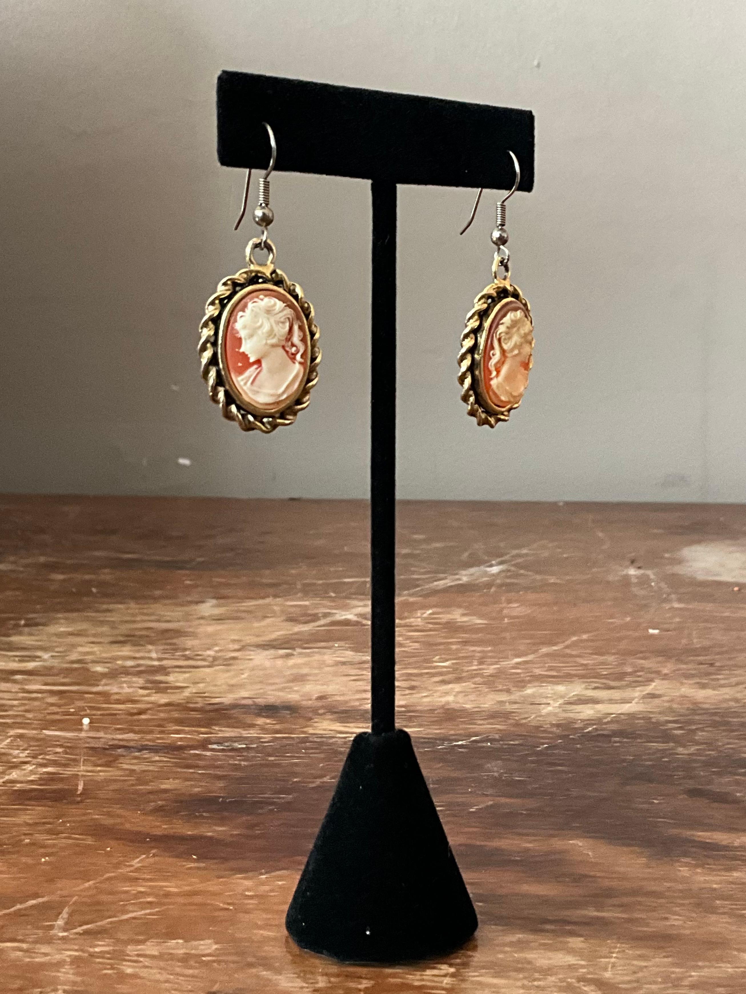 Vintage geschnitzt Kamee Tropfen Ohrringe im Angebot 1
