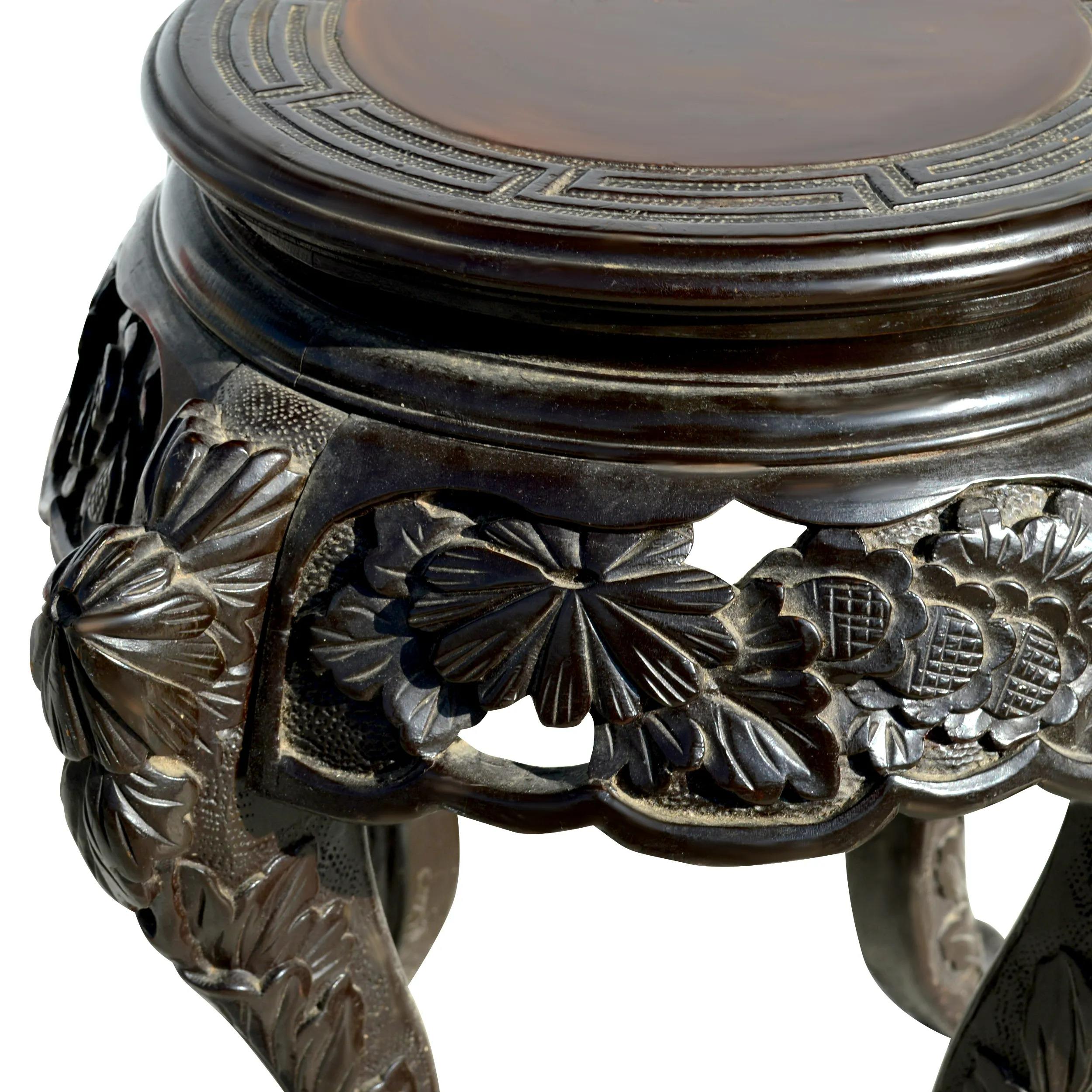 Chinoiseries Table d'appoint chinoise sculptée en vente