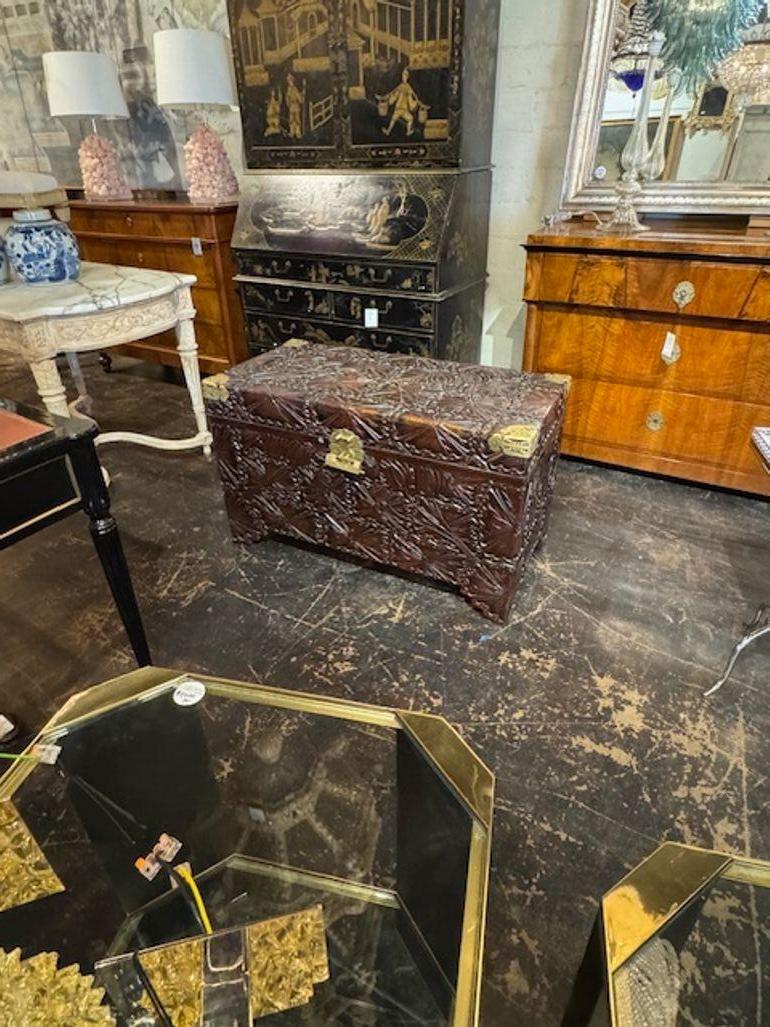 Baule cinese d'epoca in legno duro ben intagliato. Circa 1970. Un tocco classico e senza tempo per un interno raffinato. 39,5 l x 19 p x 24