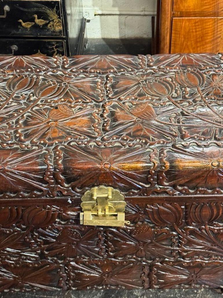 Baule cinese intagliato vintage In condizioni buone in vendita a Dallas, TX