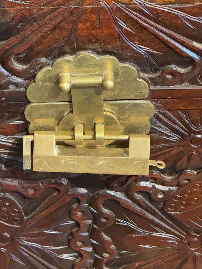 Fine XX secolo Baule cinese intagliato vintage in vendita