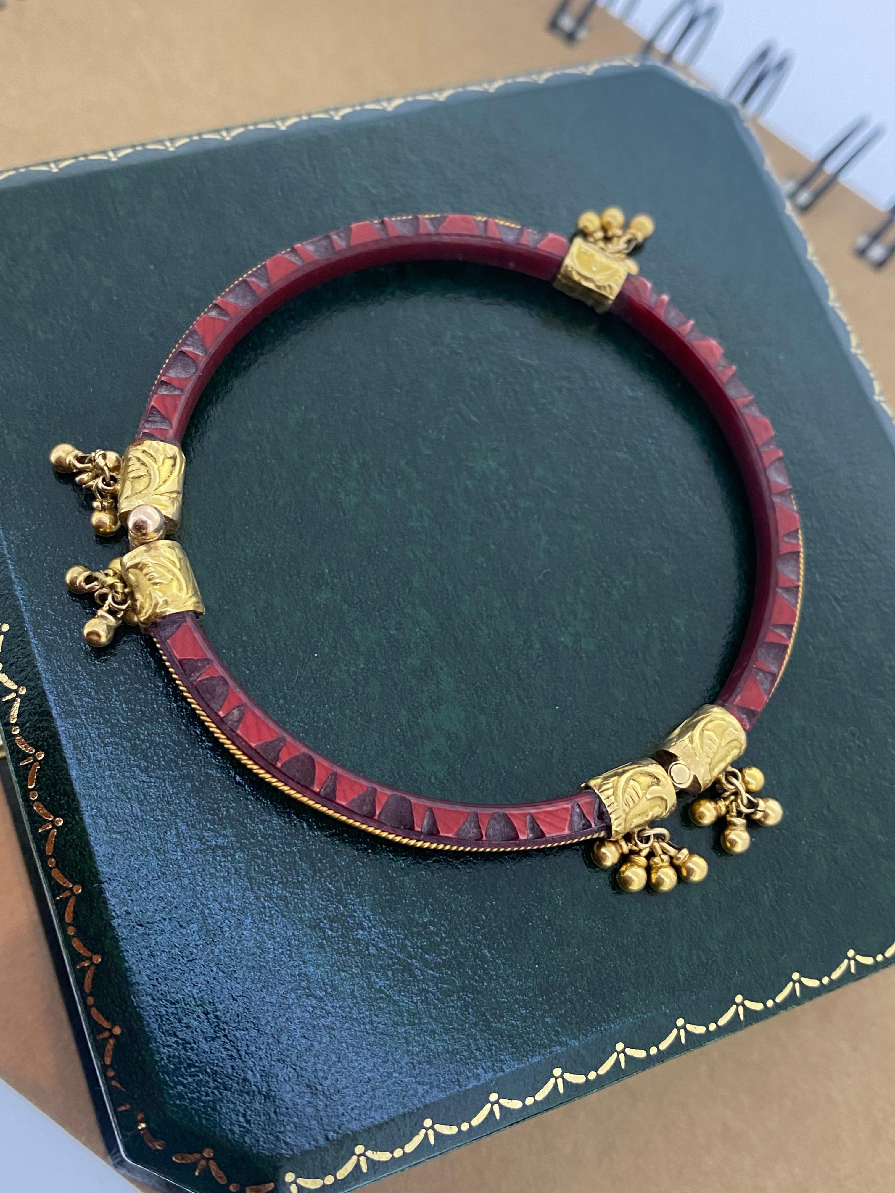 Fein geschnitzter Zinnober18K Gold montiert 

Baby-Armreif mit Scharnier,

 

Vintage By

Provenienz: Singapur 

 

Umfang 19,5 cm.

Innendurchmesser: 52 mm 

Gesamtgewicht des Artikels: 8.5gr. 