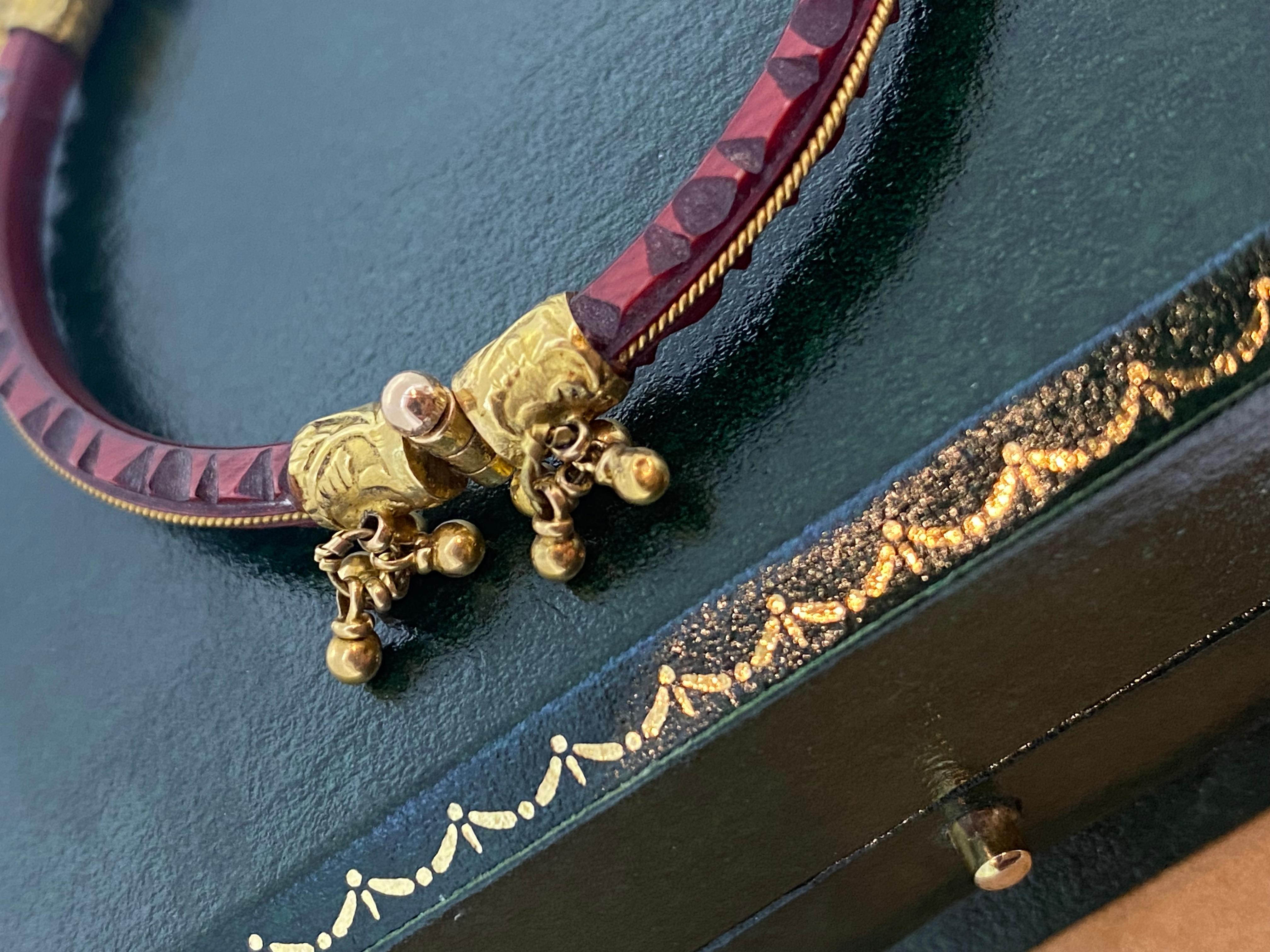 Kleiner Vintage-Armreif mit Scharnier, geschnitzt Cinnabar 18K Gold. Umfang: 19,5 cm. (Retro)