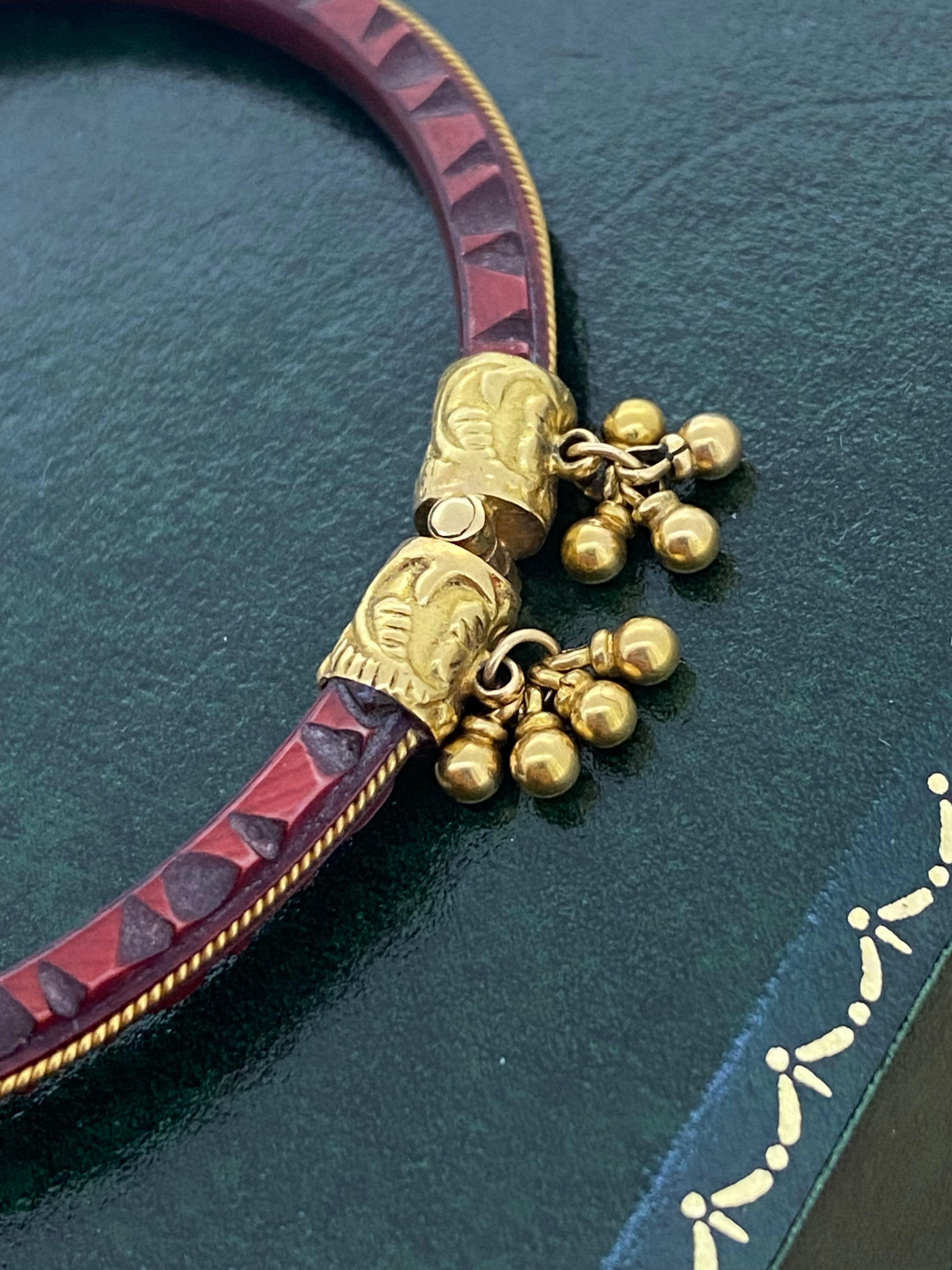 Kleiner Vintage-Armreif mit Scharnier, geschnitzt Cinnabar 18K Gold. Umfang: 19,5 cm. (Perle)