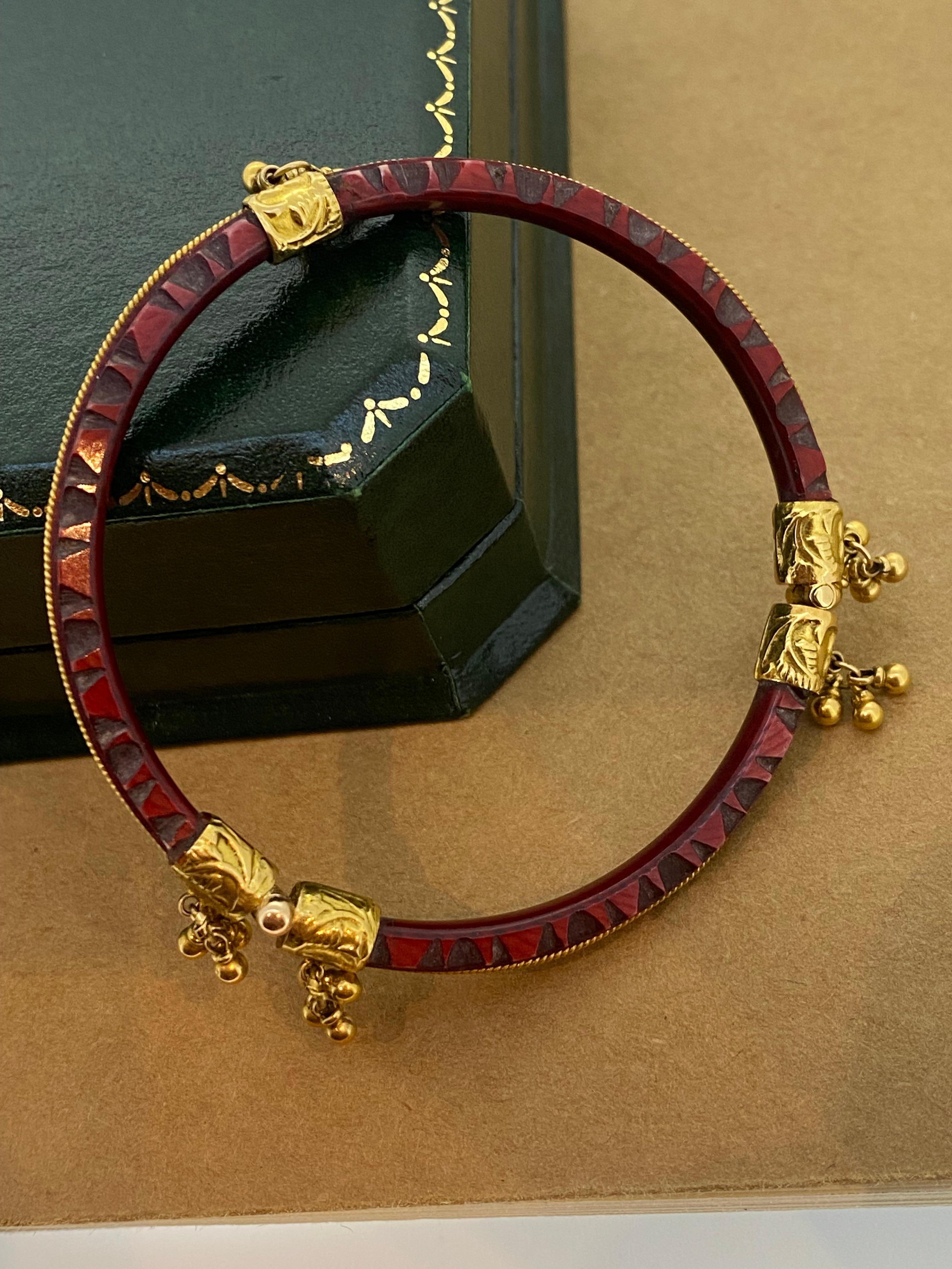 Kleiner Vintage-Armreif mit Scharnier, geschnitzt Cinnabar 18K Gold. Umfang: 19,5 cm. im Zustand „Hervorragend“ in MELBOURNE, AU