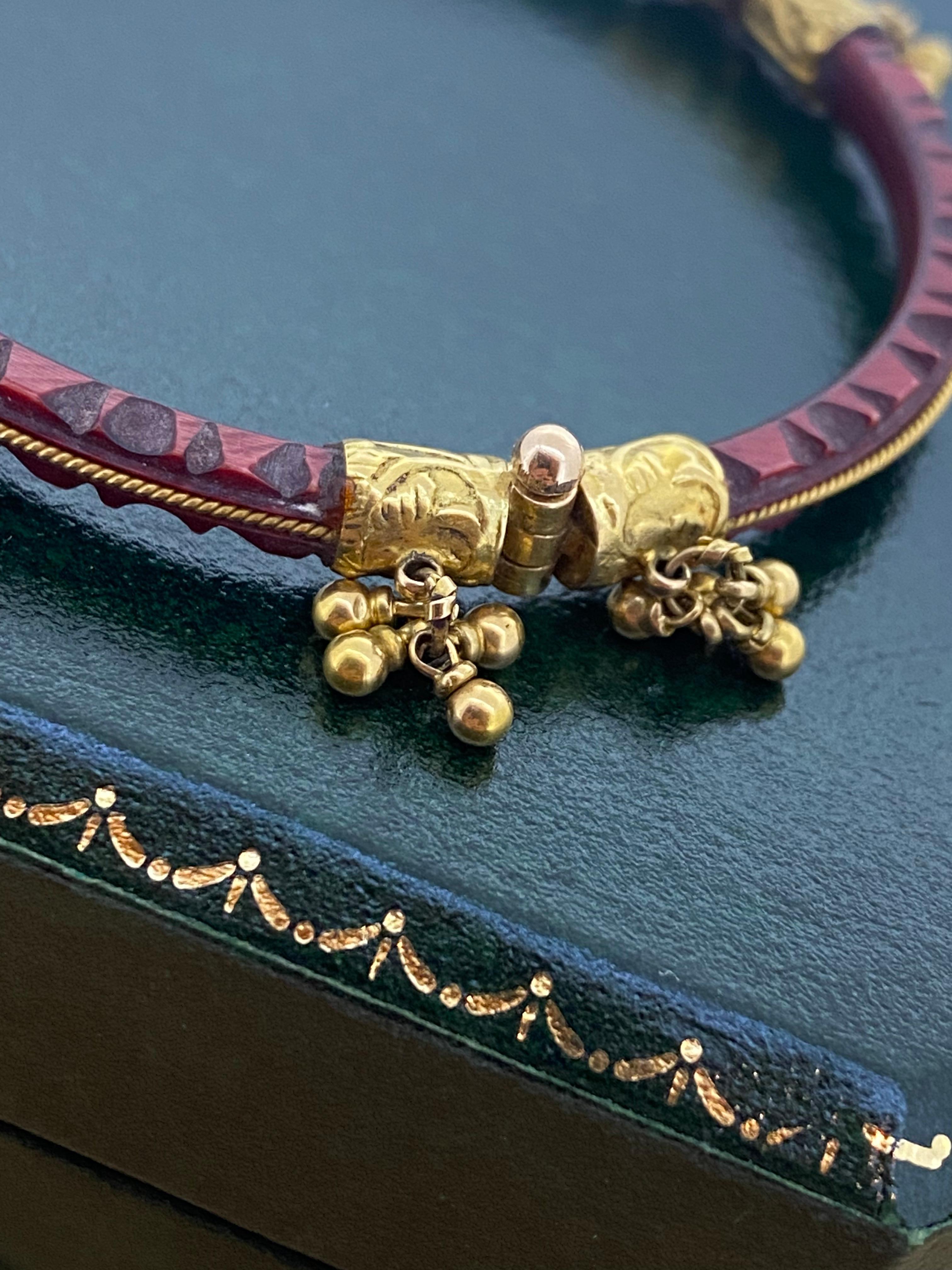 Kleiner Vintage-Armreif mit Scharnier, geschnitzt Cinnabar 18K Gold. Umfang: 19,5 cm. für Damen oder Herren