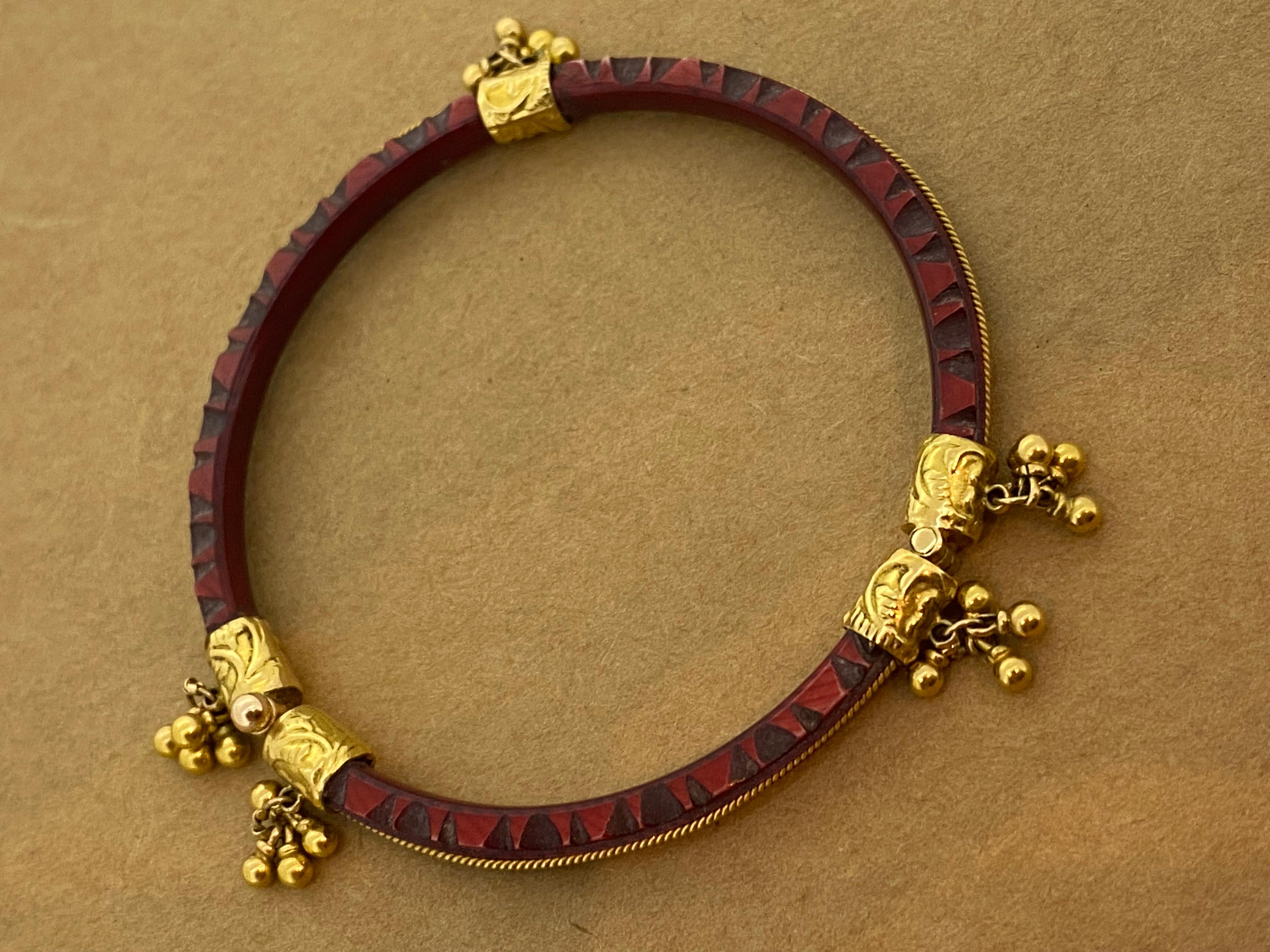 Vintage Carved Cinnabar 18K Gold Small Hinged Bangle. Circumference: 19.5cm. For Sale 1