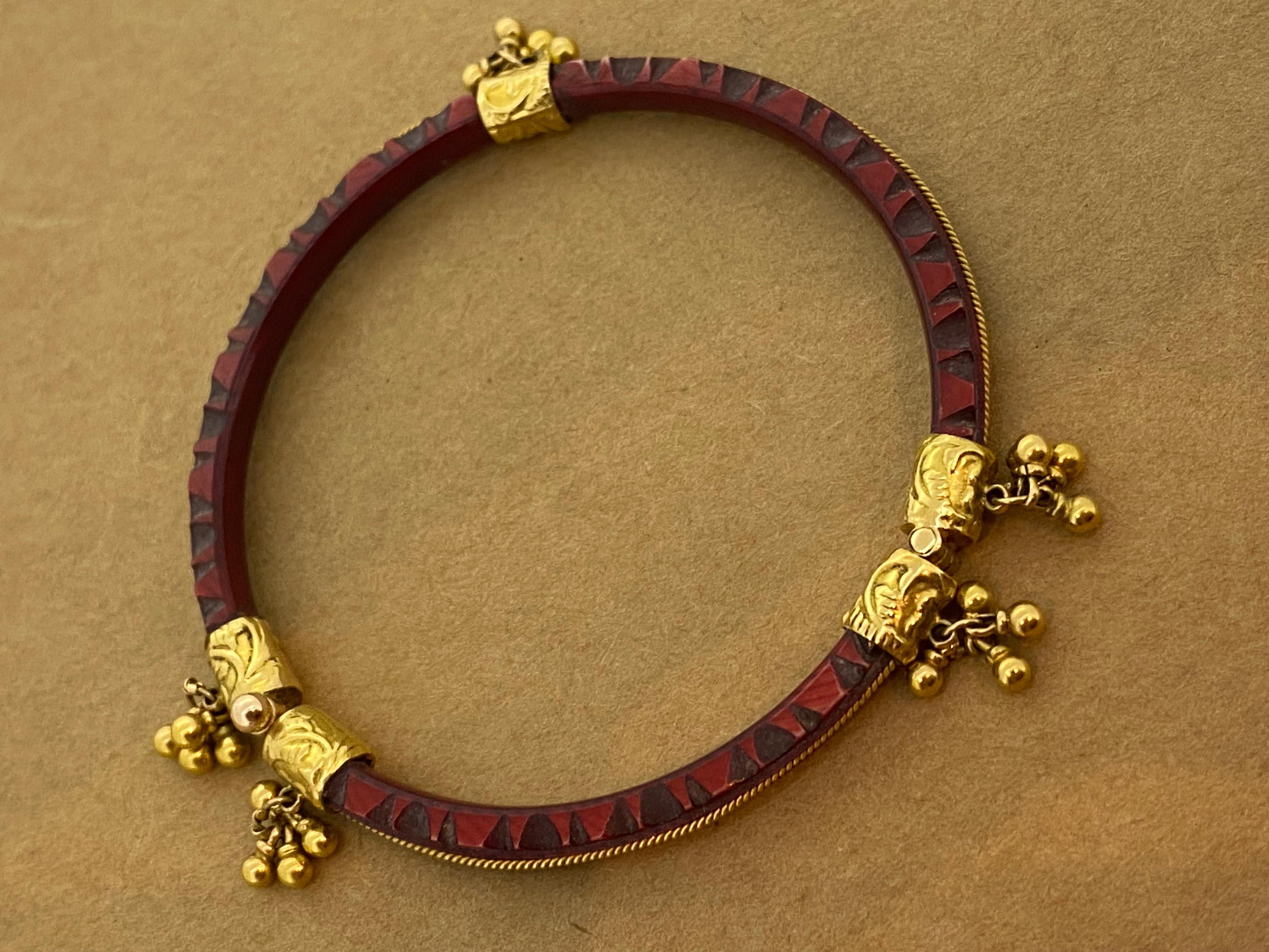Kleiner Vintage-Armreif mit Scharnier, geschnitzt Cinnabar 18K Gold. Umfang: 19,5 cm. 1