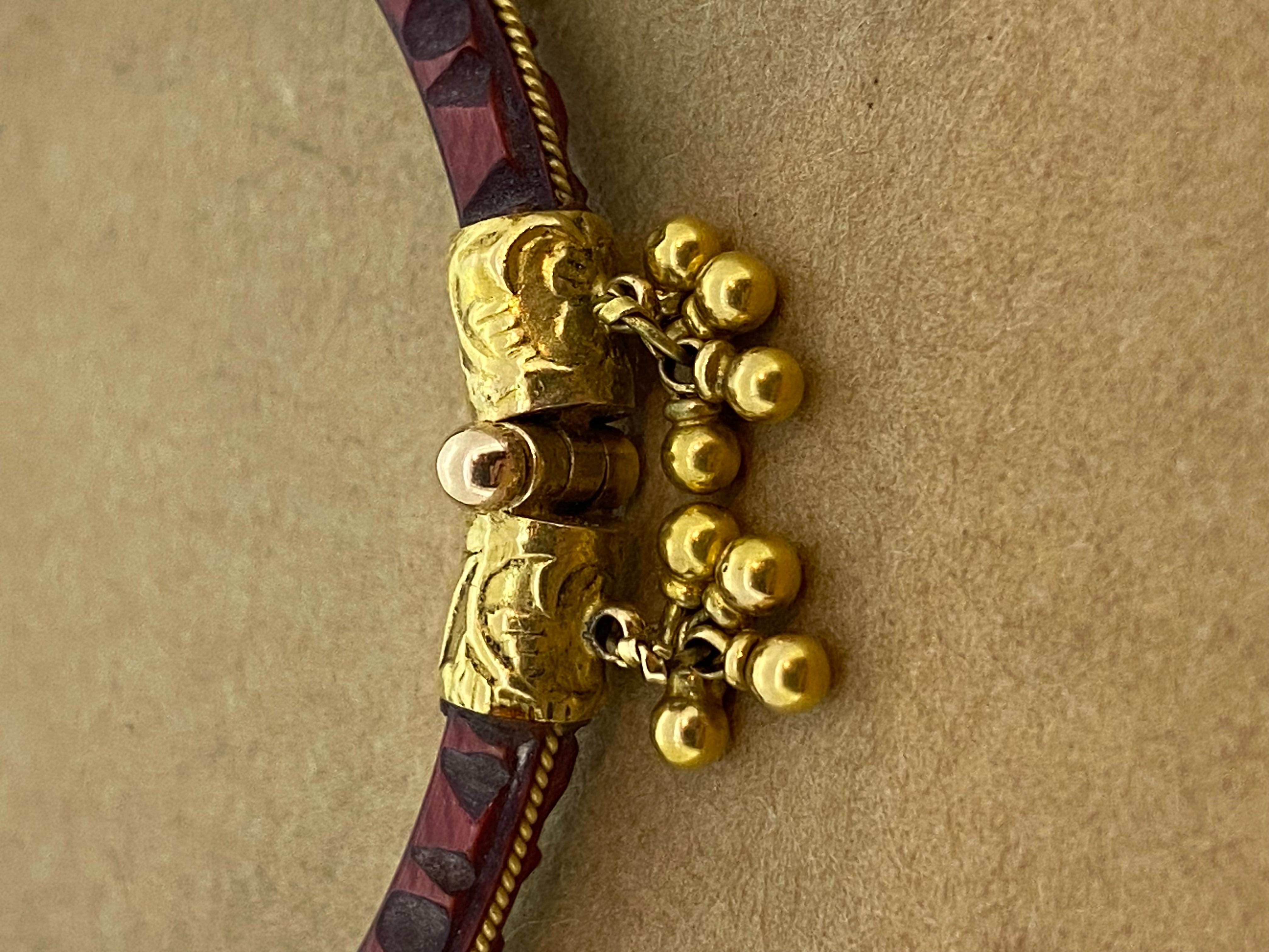 Kleiner Vintage-Armreif mit Scharnier, geschnitzt Cinnabar 18K Gold. Umfang: 19,5 cm. 2