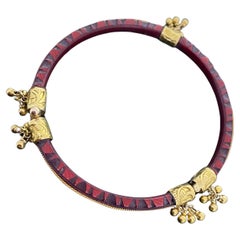 Kleiner Vintage-Armreif mit Scharnier, geschnitzt Cinnabar 18K Gold. Umfang: 19,5 cm.