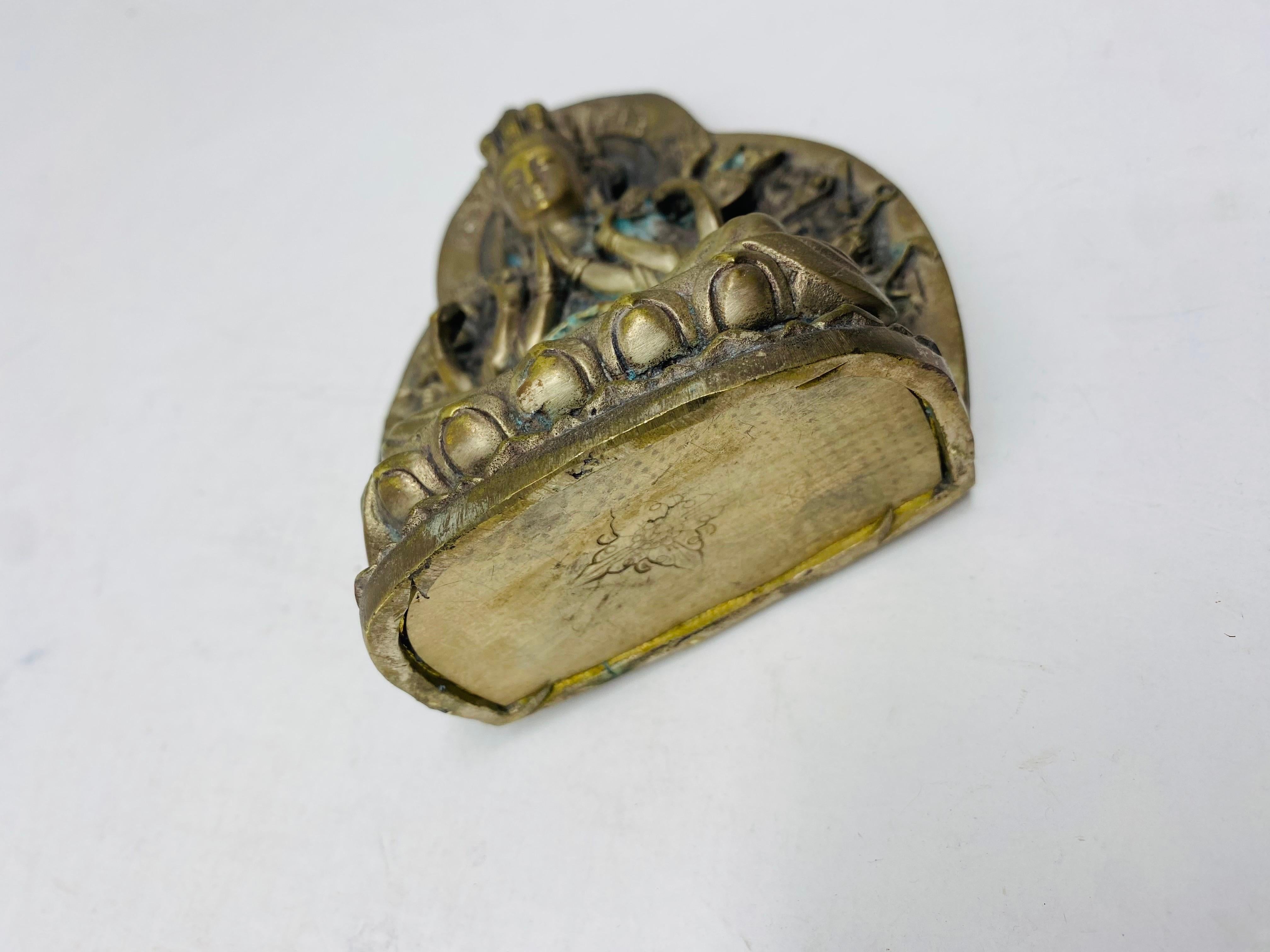 Primitivo Statua di Buddha Bodhisattva a mille mani in rame intagliato vintage in vendita