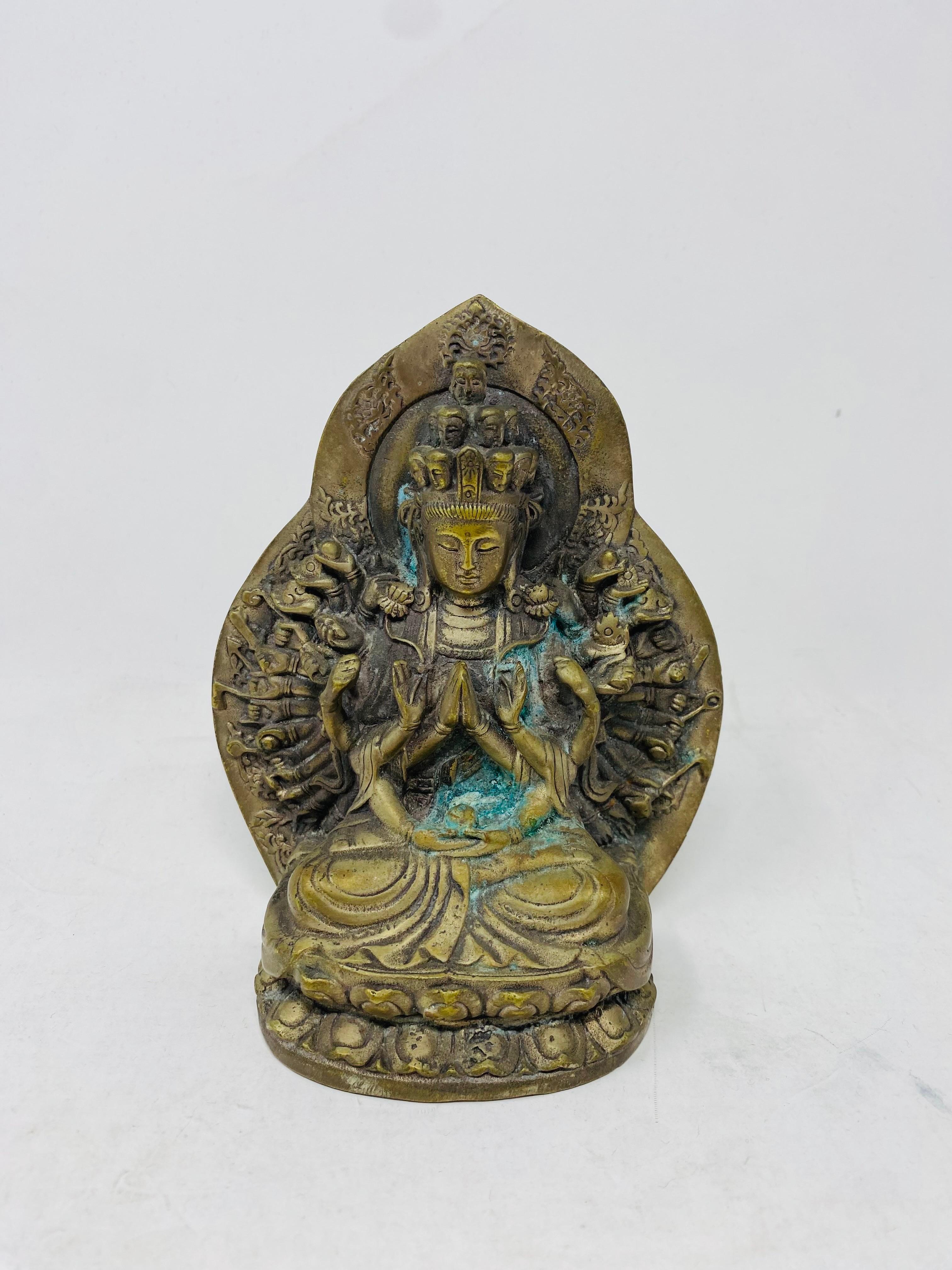 Fatto a mano Statua di Buddha Bodhisattva a mille mani in rame intagliato vintage in vendita