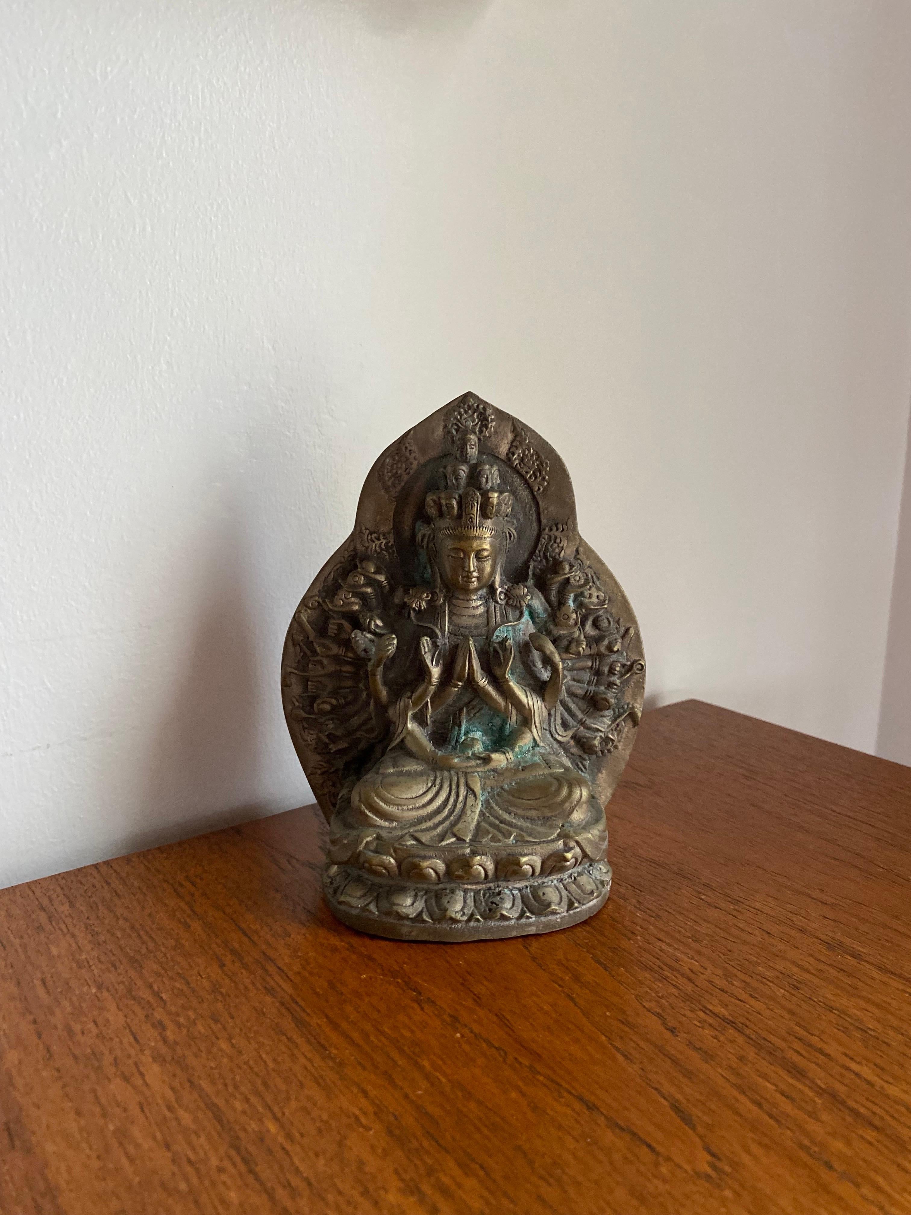 Statua di Buddha Bodhisattva a mille mani in rame intagliato vintage In condizioni buone in vendita a San Diego, CA