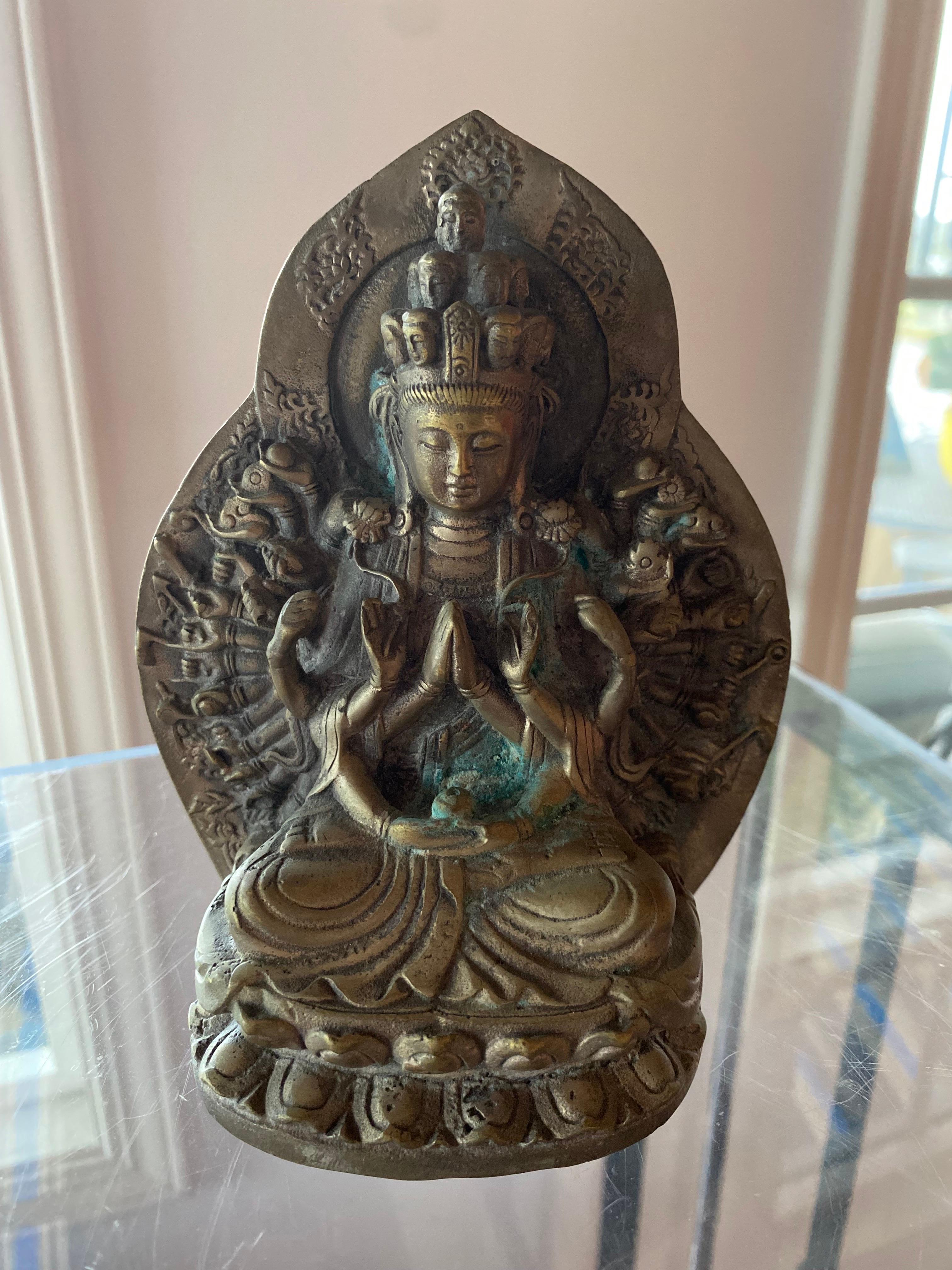 Rame Statua di Buddha Bodhisattva a mille mani in rame intagliato vintage in vendita