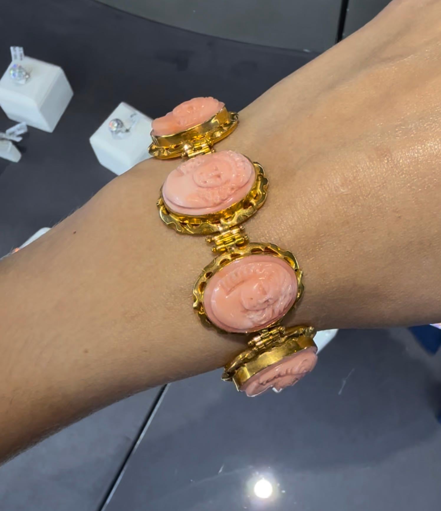 18 Karat Gold Gliederarmband mit geschnitzter Korallenkamee (Gemischter Schliff) im Angebot