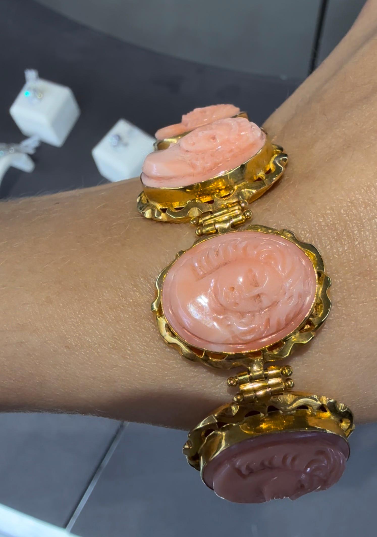 18 Karat Gold Gliederarmband mit geschnitzter Korallenkamee im Angebot 1