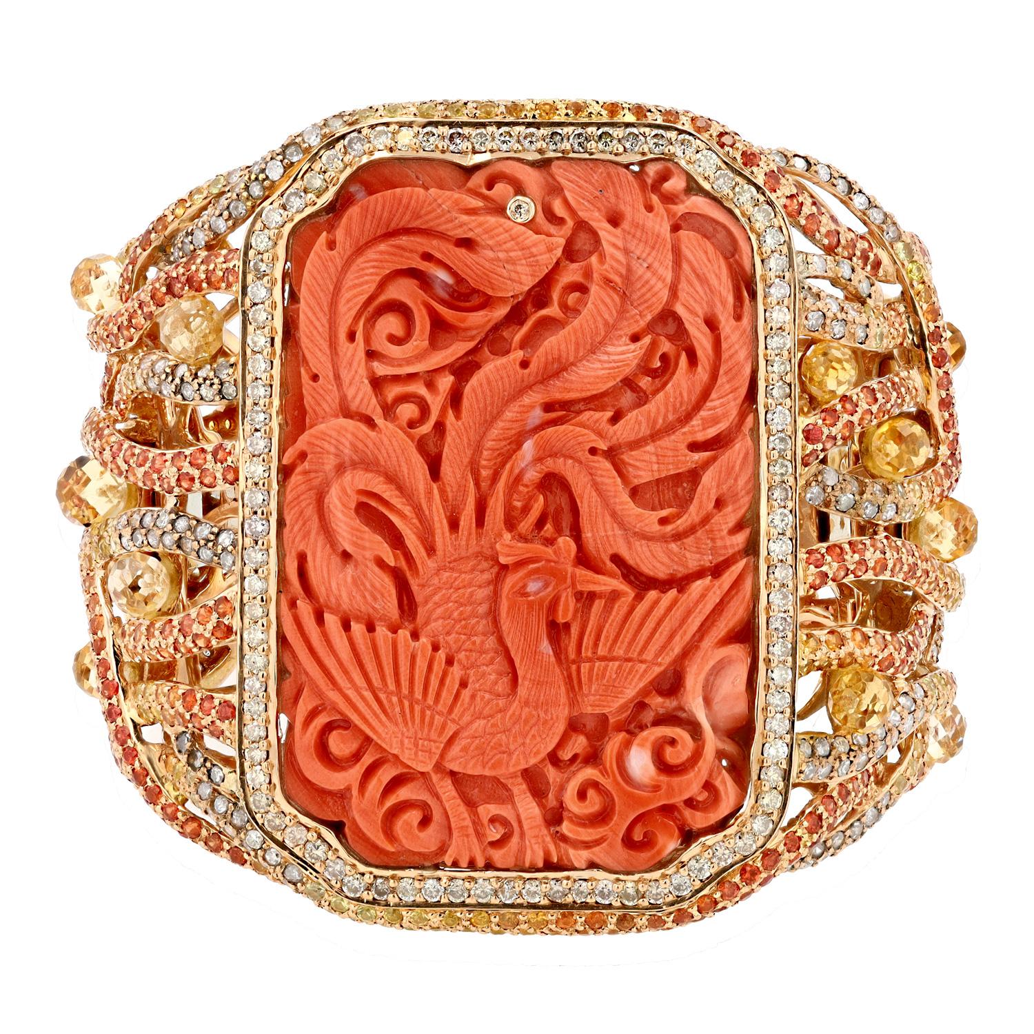 Brazalete de oro de 18 quilates con coral tallado, fénix y zafiro de gran tamaño Contemporáneo en venta