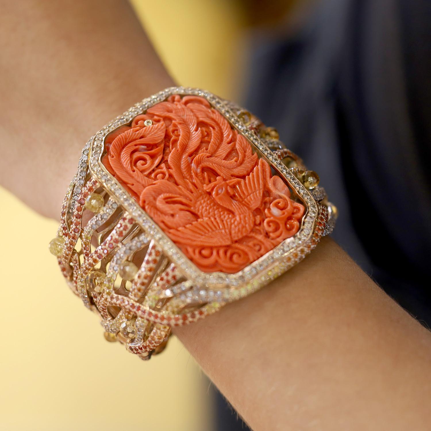 Brazalete de oro de 18 quilates con coral tallado, fénix y zafiro de gran tamaño Corte redondo en venta