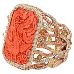 Brazalete de oro de 18 quilates con coral tallado, fénix y zafiro de gran tamaño