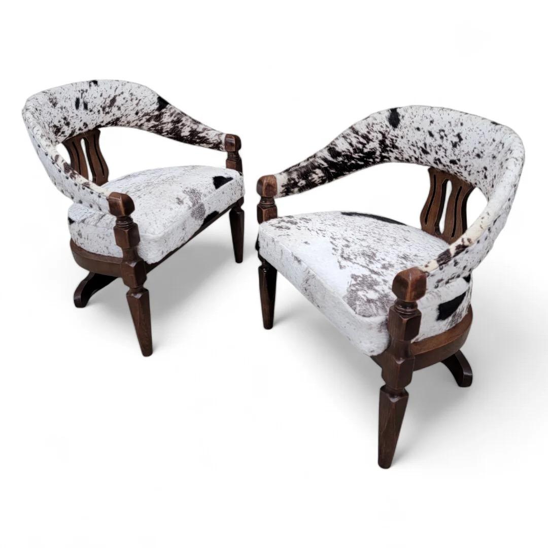 Sedie da pranzo vintage con schienale curvo a 3 gambe rivestite in pelle di mucca, set da 4 in vendita 3