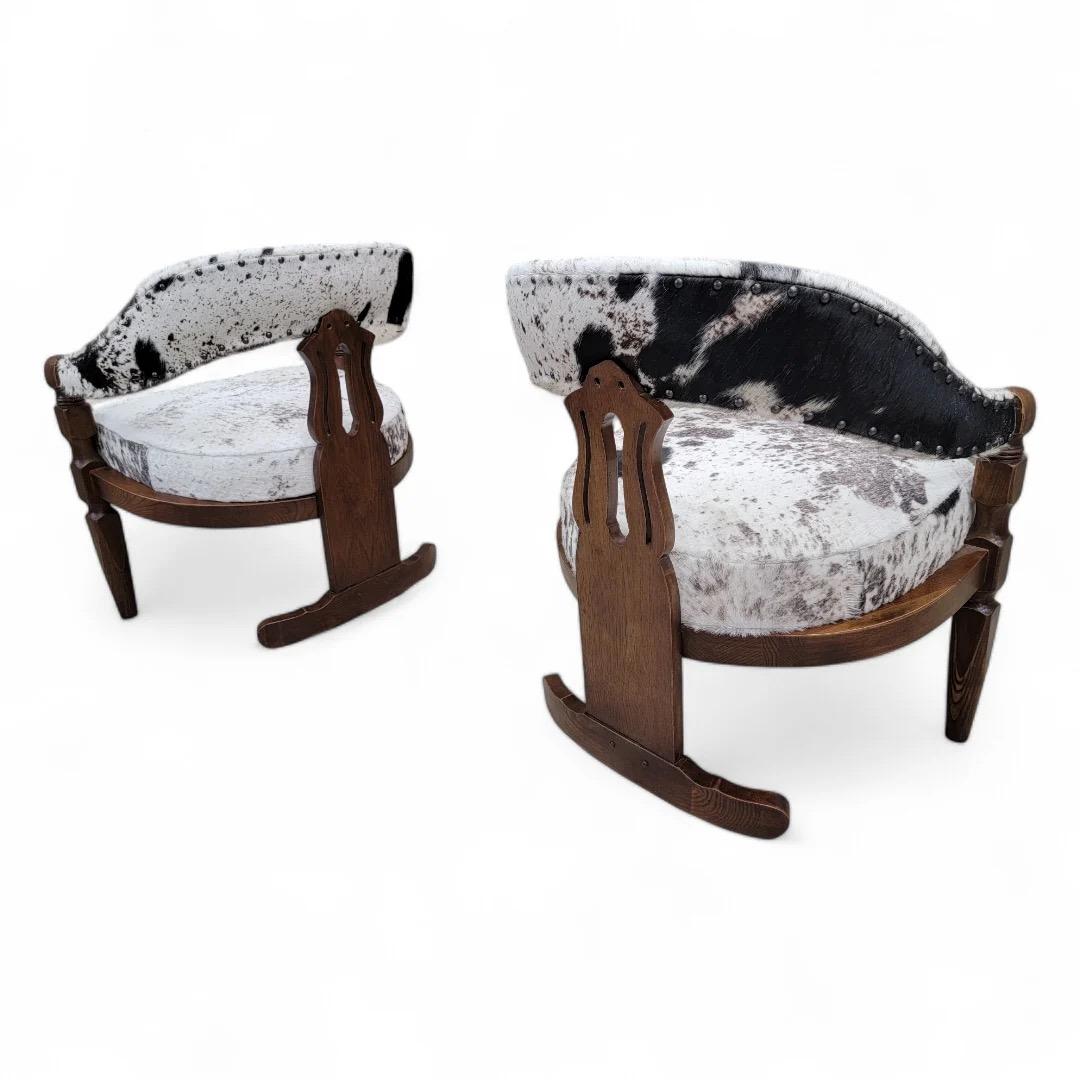 Sedie da pranzo vintage con schienale curvo a 3 gambe rivestite in pelle di mucca, set da 4 in vendita 5