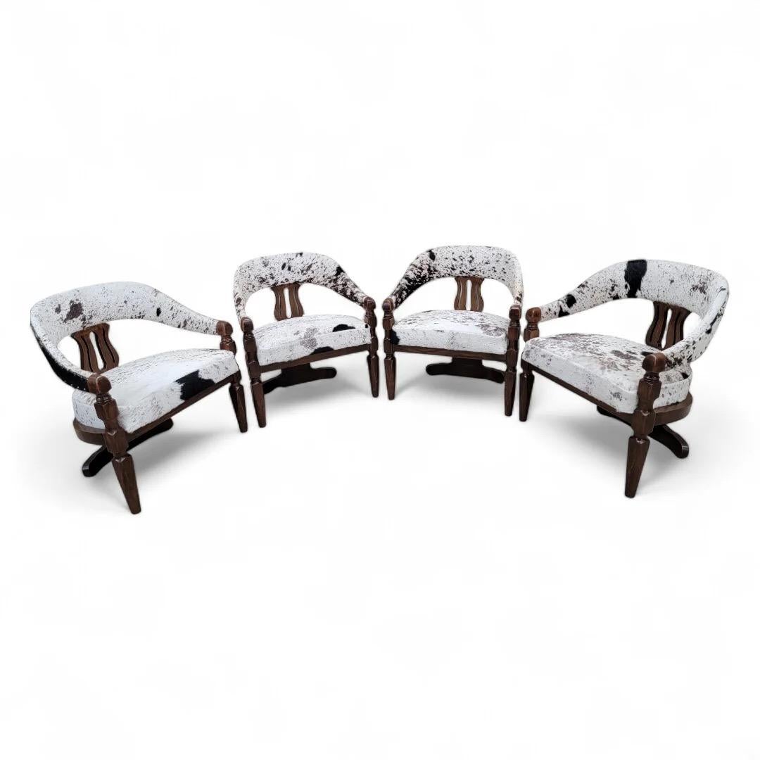 Sedie da pranzo a 3 gambe con schienale curvo di ispirazione asiatica Modern restaurate e rivestite in pelle di vacchetta brasiliana tri-colore sale e pepe con finitura a chiodi - Set di 4 

Questo set di quattro sedie da pranzo moderne di