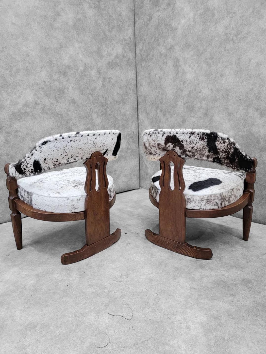Mid-Century moderno Sedie da pranzo vintage con schienale curvo a 3 gambe rivestite in pelle di mucca, set da 4 in vendita