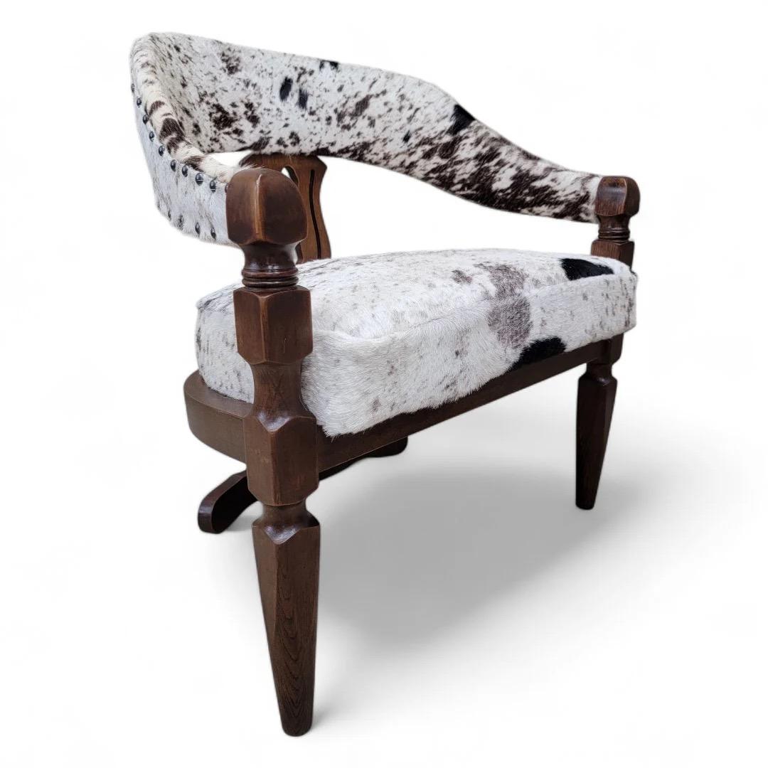 XX secolo Sedie da pranzo vintage con schienale curvo a 3 gambe rivestite in pelle di mucca, set da 4 in vendita