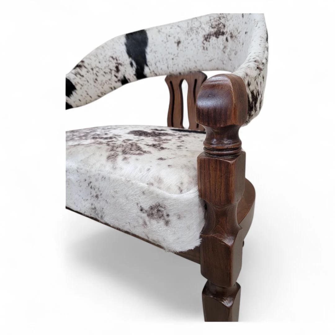 Sedie da pranzo vintage con schienale curvo a 3 gambe rivestite in pelle di mucca, set da 4 in vendita 1