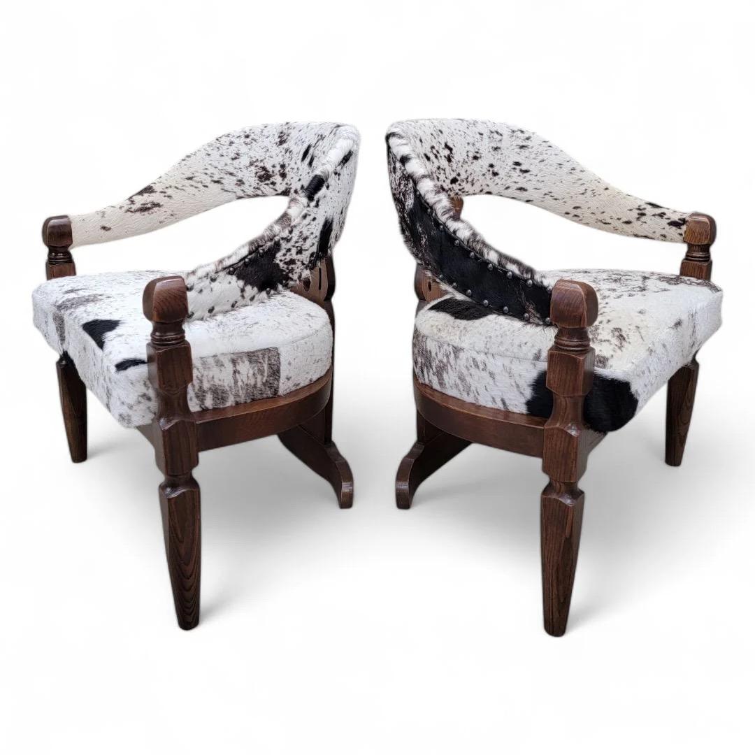 Sedie da pranzo vintage con schienale curvo a 3 gambe rivestite in pelle di mucca, set da 4 in vendita 2