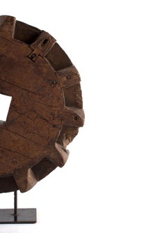 Elemento decorativo vintage in legno intagliato su base in acciaio nero