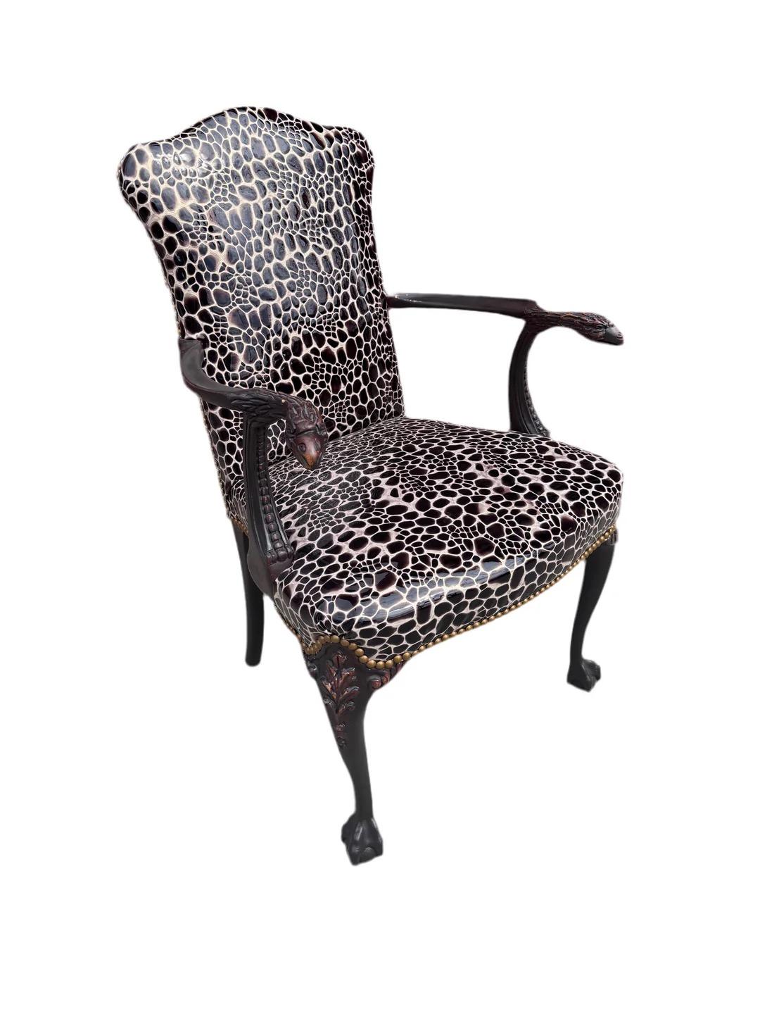 Poltrone d'epoca con braccioli a testa d'aquila intagliati, appena rivestite in pelle di HolLY HUNT

Eleva il tuo spazio abitativo con queste squisite poltrone vintage con braccioli a testa d'aquila intagliati, appena rivestite con la lussuosa pelle