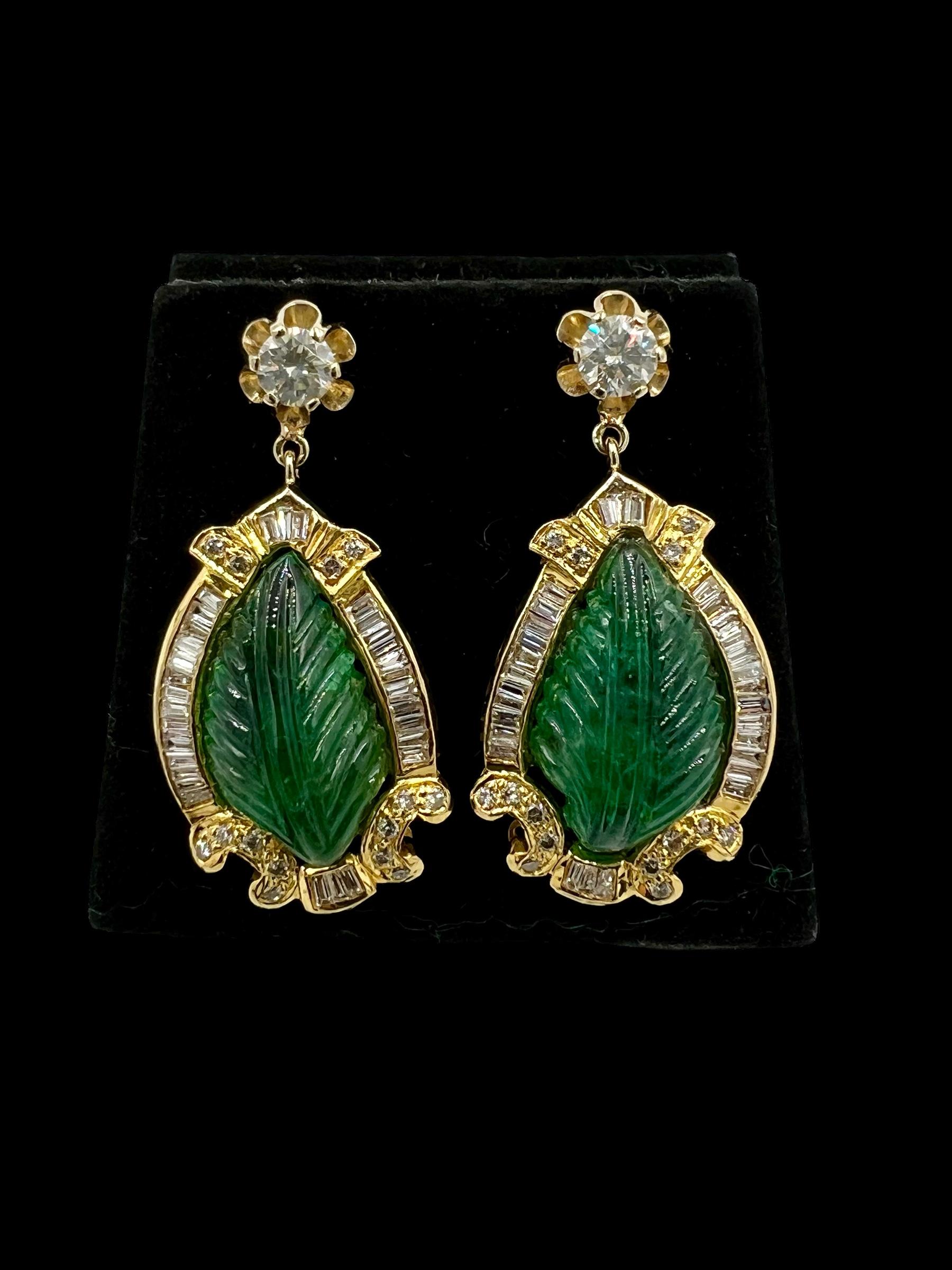 Vintage geschnitzt Smaragd Diamant Gelbgold Tropfen Ohrringe, circa 1970er Jahre.

Vintage Carved Emerald Diamond Yellow Gold Drop Earrings sind ein wahres Zeugnis für die zeitlose Schönheit und Eleganz von Vintage-Schmuck. Diese mit viel Liebe zum