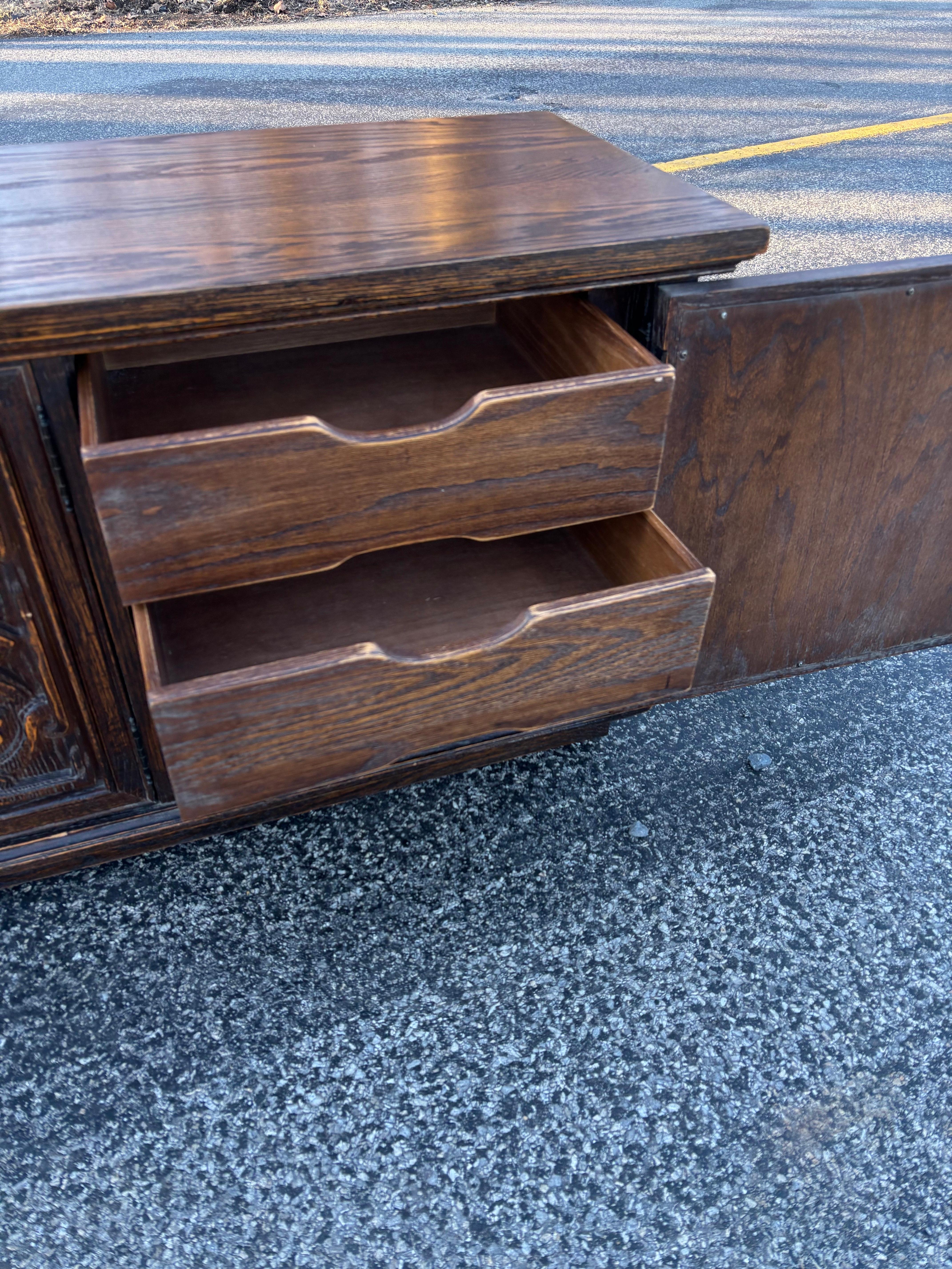 Crédence Jamestown Lounge Company vintage sculptée à motifs floraux en vente 3